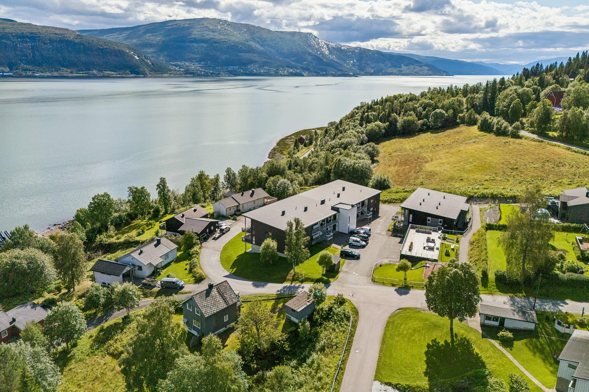 EiendomsMegler 1 v/ Julie Solheim-Jensen har gleden av å presentere en nydelig leilighet i Sjøveien 8!. Bilde nummer 1 av 3
