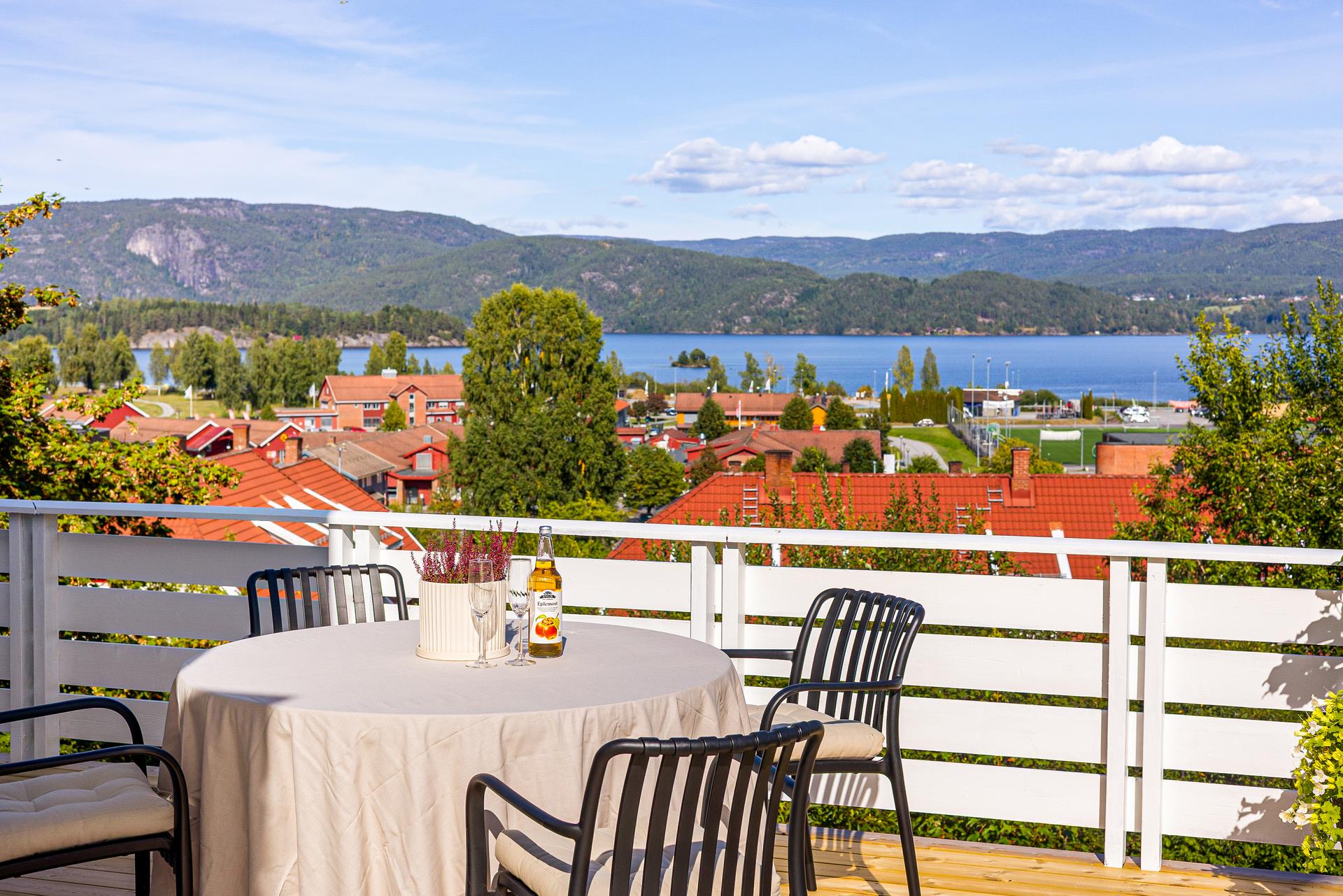 Oppgradert enebolig med utsikt mot Norsjø | Store terrasser og barnevennlig beliggenhet . Bilde nummer 2 av 3