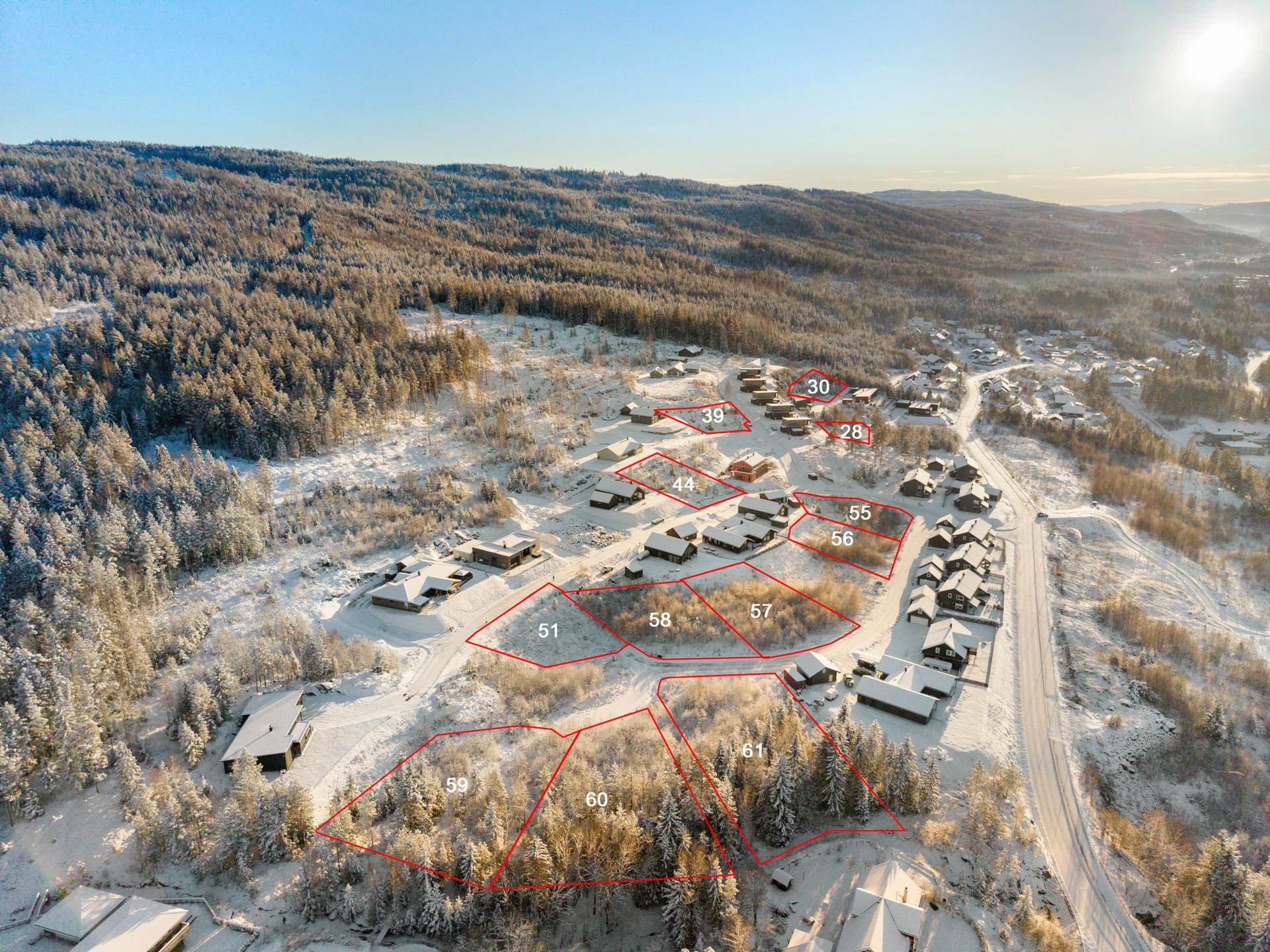 Eiendomsmegler MNEF Lars Bredeveien presenterer tomtefeltet Lampeland Øst med 12 solrike selveiertomter med fine utsiktsforhold. Tomtemarkeringen er kun ment som skisser og avvik vil forekomme.. Bilde nummer 1 av 3