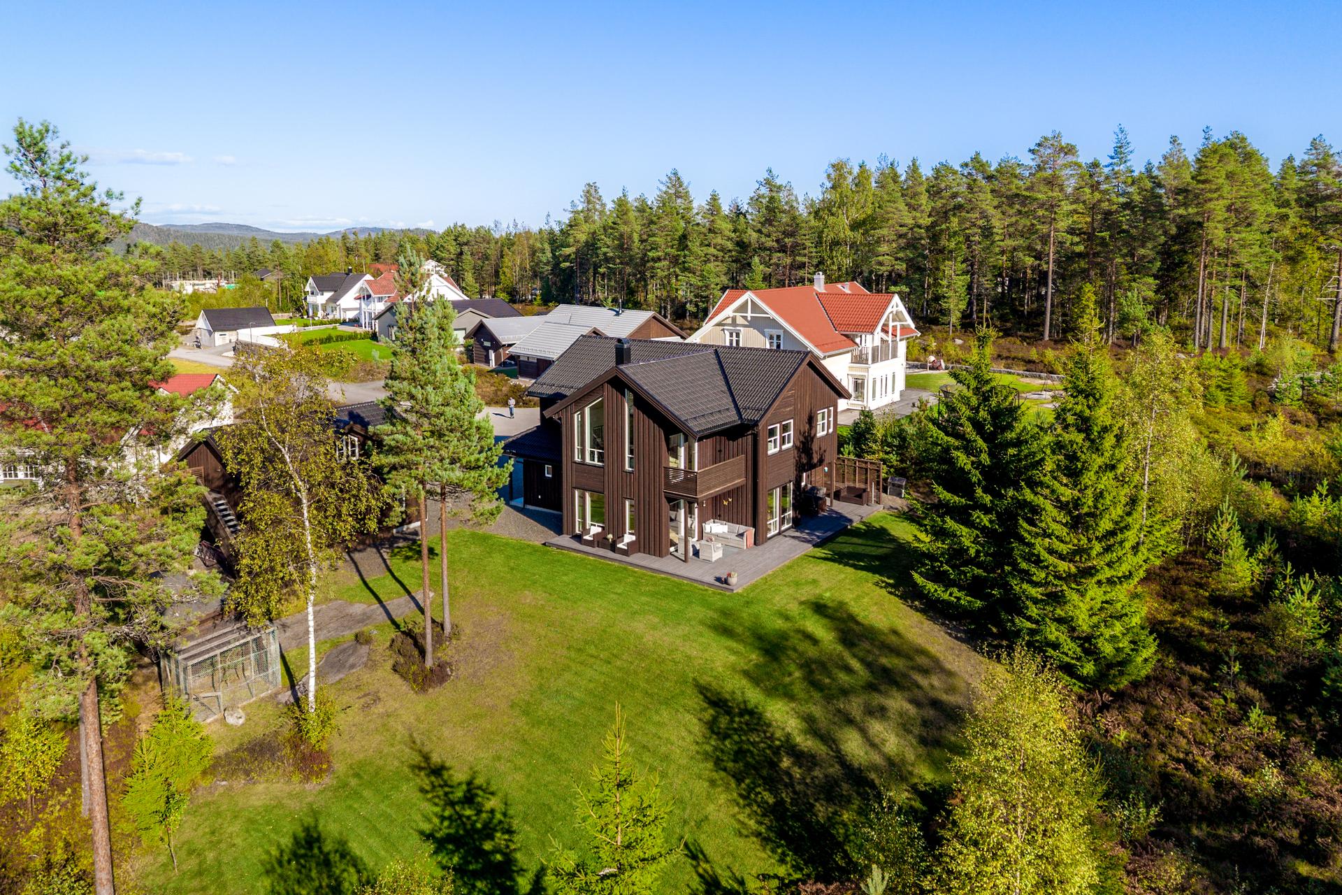 Beliggenheten i ytterste rekke gir umiddelbar nærhet til skog og flotte turområder i Siljan.. Bilde nummer 2 av 3
