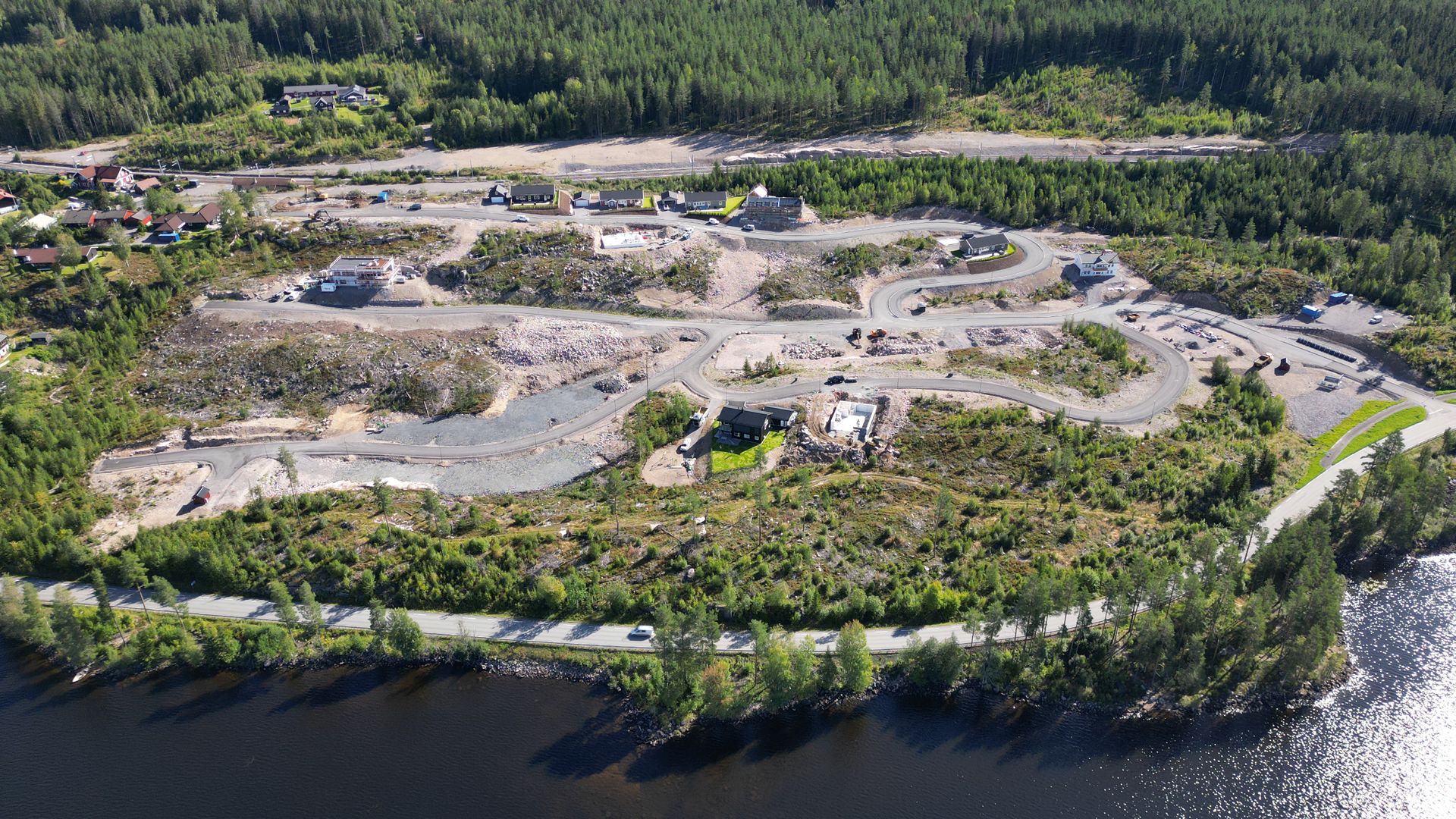 Harestua ligger ca. 45 min fra Oslo S og ca. 30 min fra Gardermoen. Harestuvannet tilbyr hygge og kos sommer som vinter.  . Bilde nummer 2 av 3
