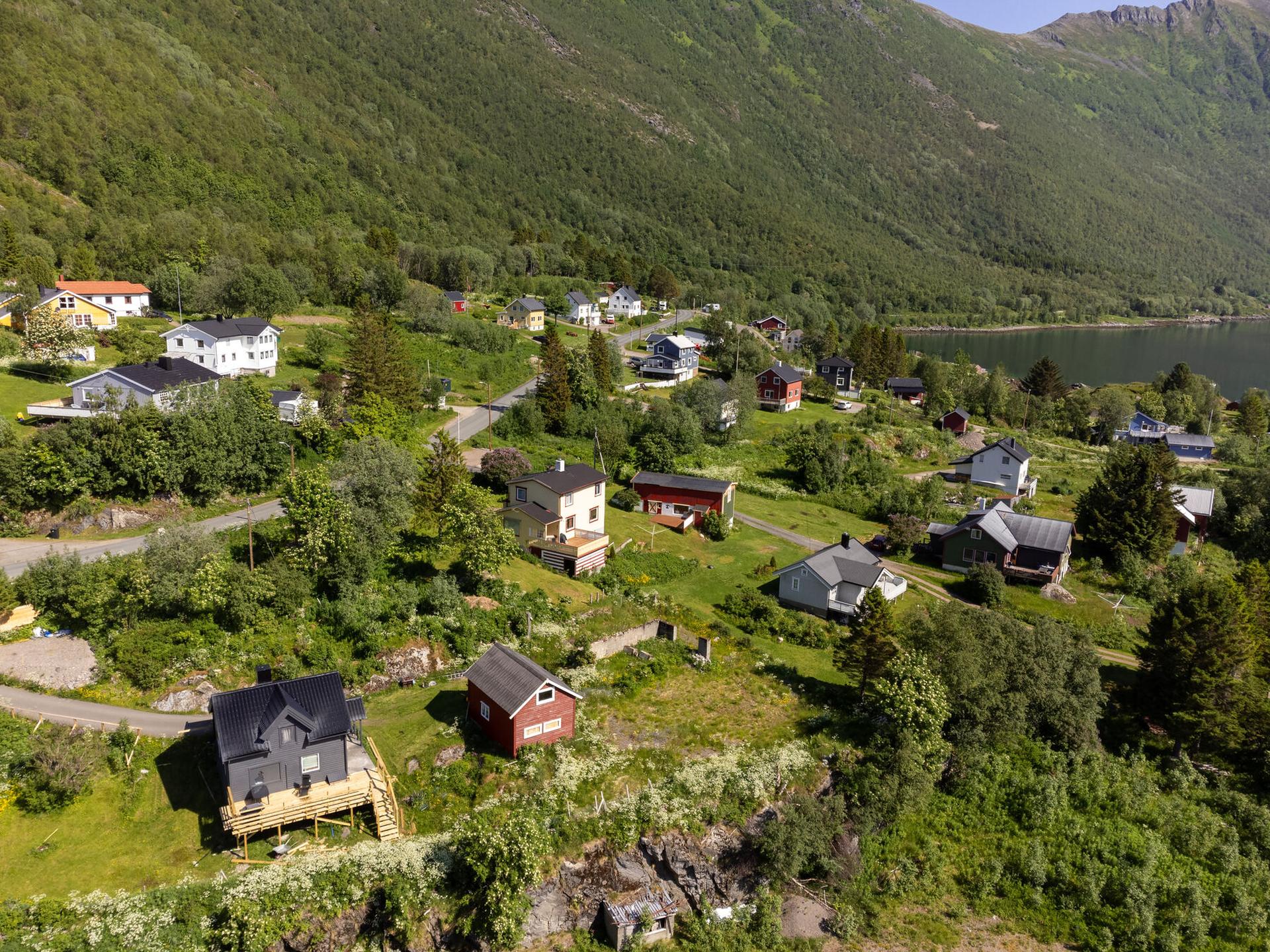 Tomten gir mulighet for å bygge bolig med sørvestvendt fasade med utsikt mot sjø og fjell, samt gode solforhold. . Bilde nummer 2 av 3