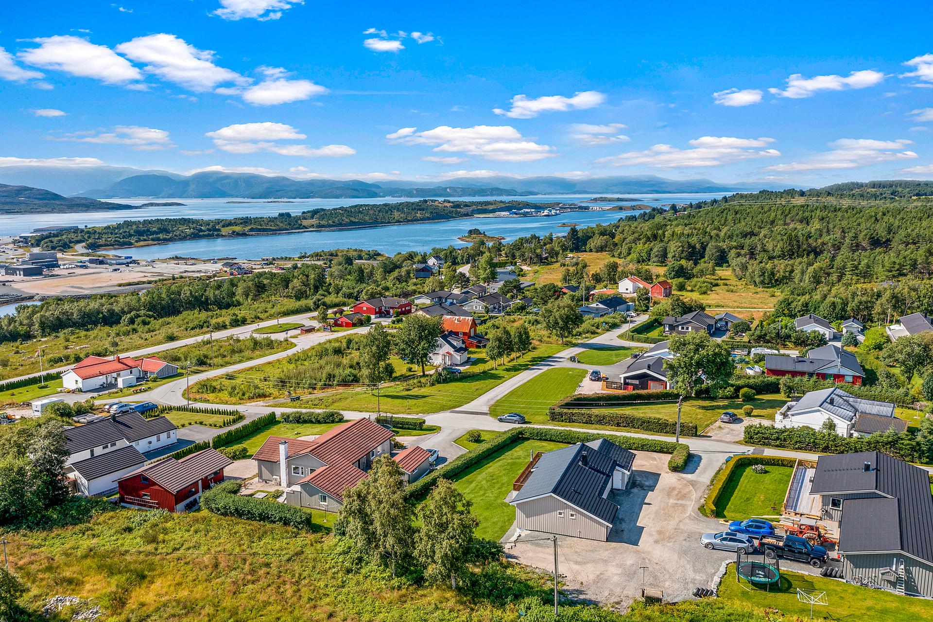 Fem fine boligtomter i etablert boligområde. Bilde nummer 2 av 3