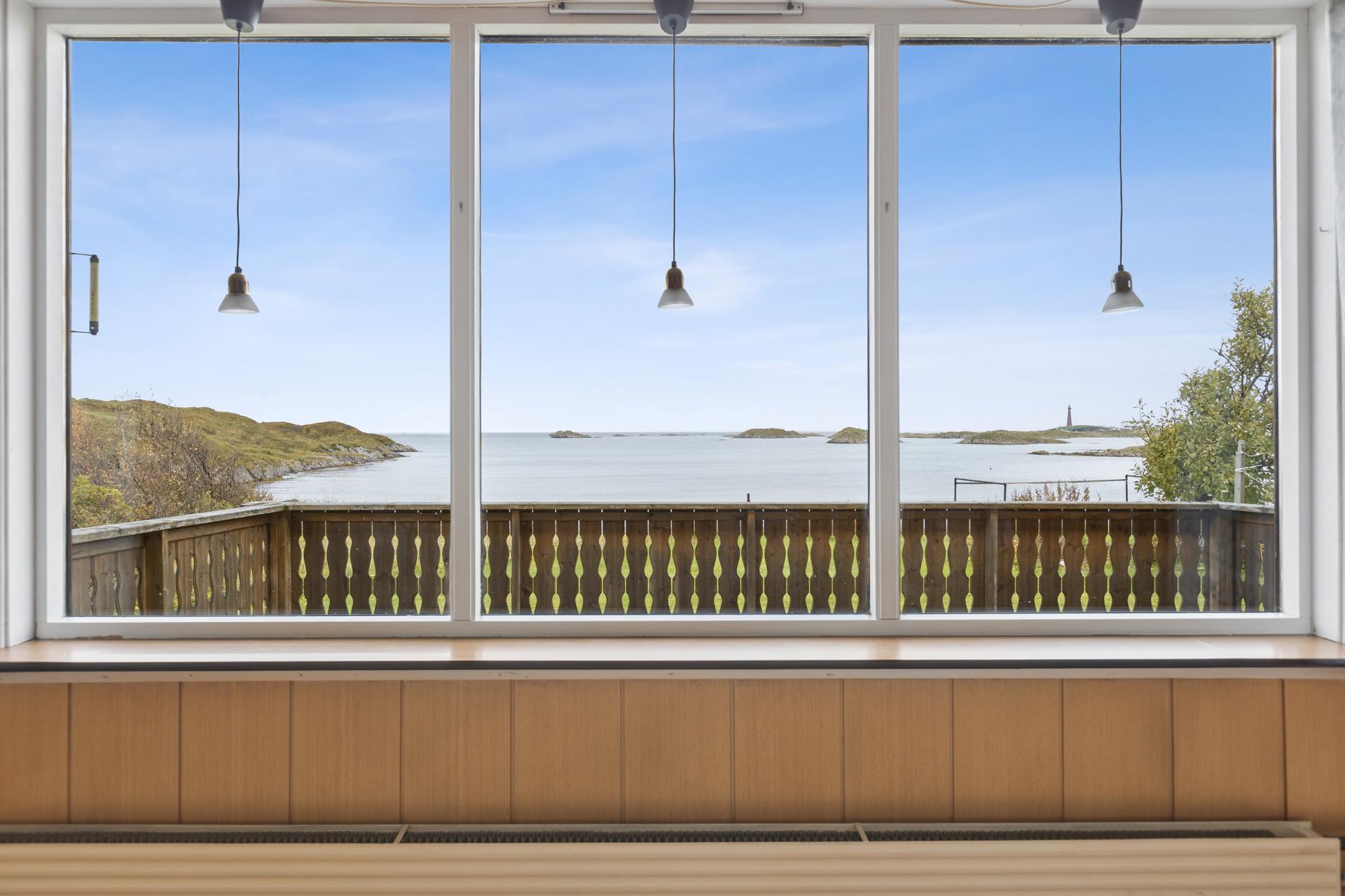 Utsyn mot havet fra stuevinduet.. Bilde nummer 2 av 3