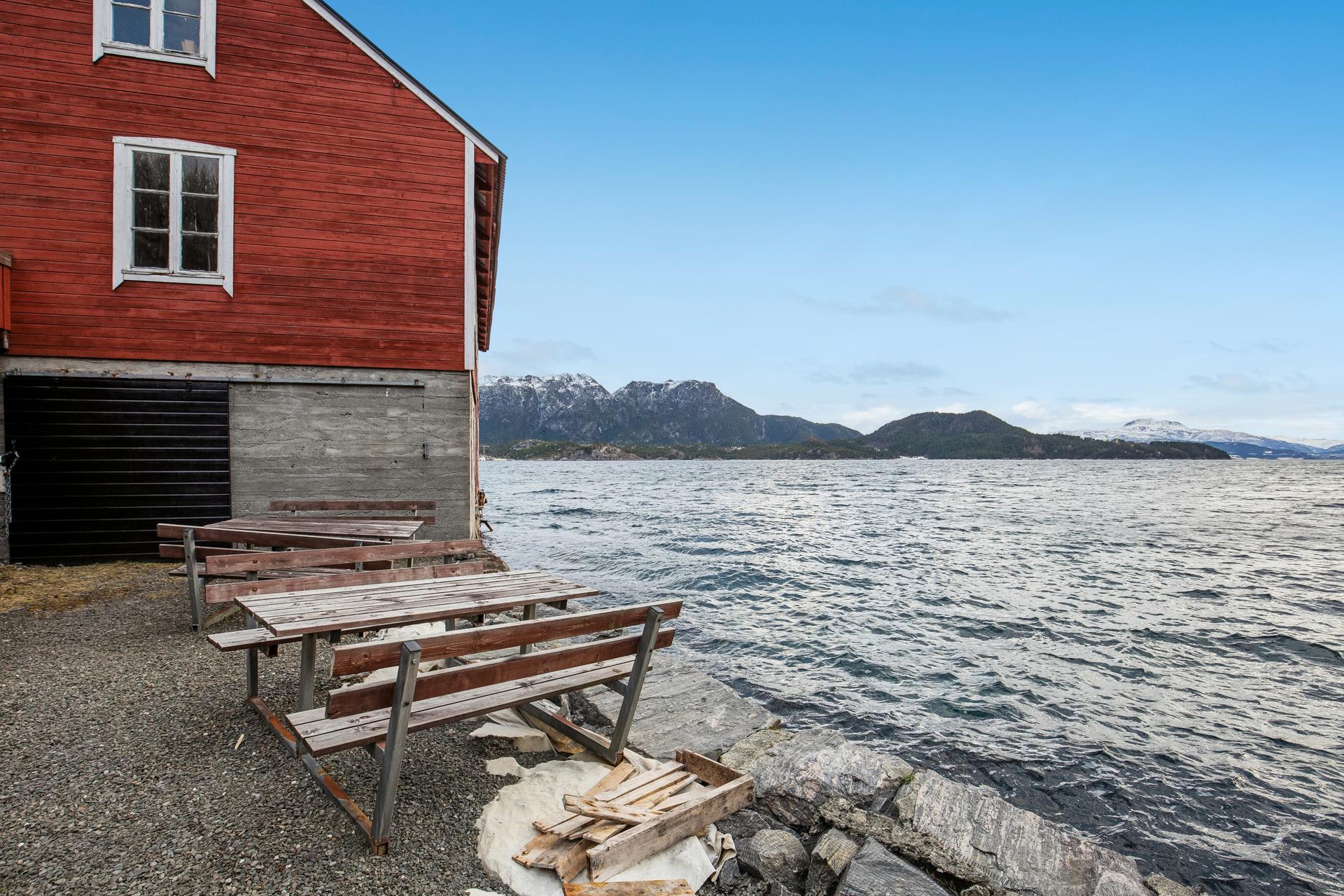 Tomten er på over 2 mål og har også en opparbeidet uteplass. Bilde nummer 3 av 3