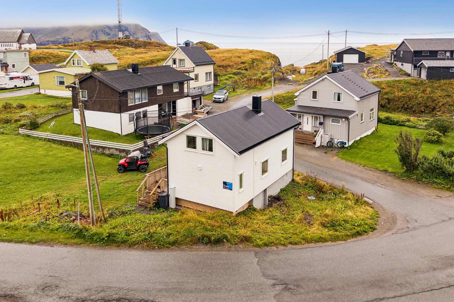 Havneveien 42 - renovert enebolig med 4 soverom. Fin bolig for familie, turister, for utleie eller fiskere. Foto: EFKT/Magnus Askeland. Bilde nummer 1 av 3