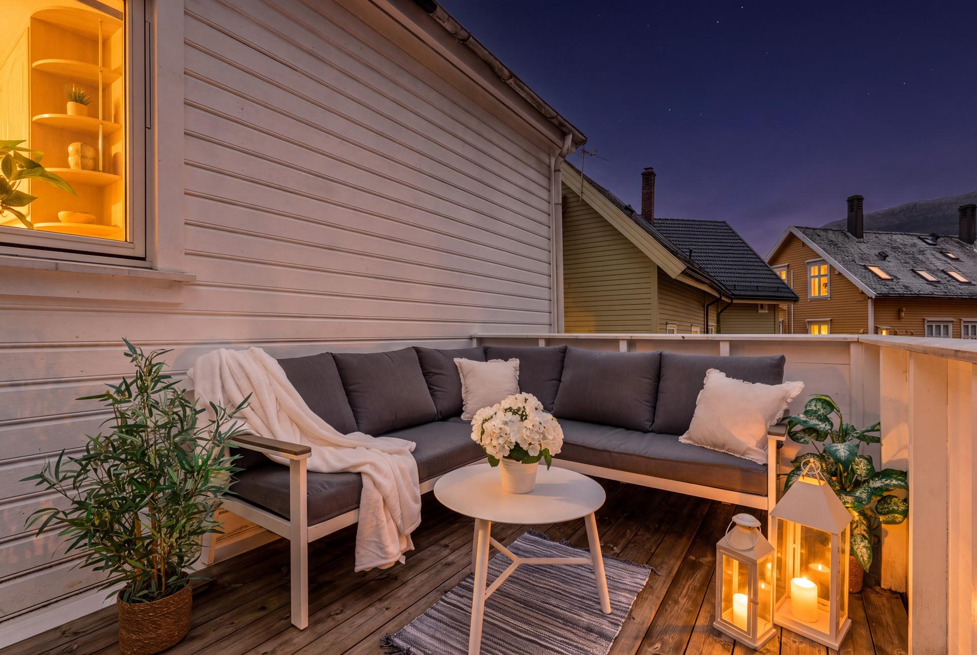 Usjenert terrasse, trukket bort fra veien - KI generert.. Bilde nummer 3 av 3