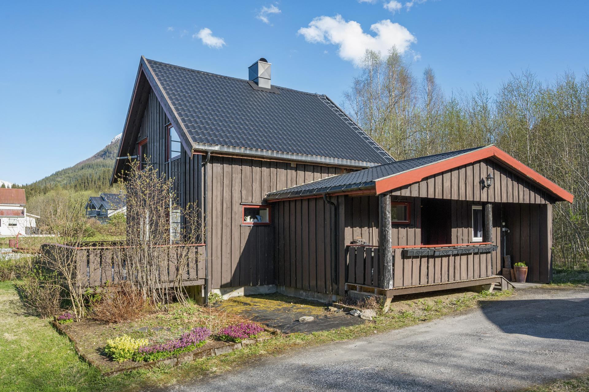 Innholdsrik enebolig og frittstående garasje. . Bilde nummer 2 av 3