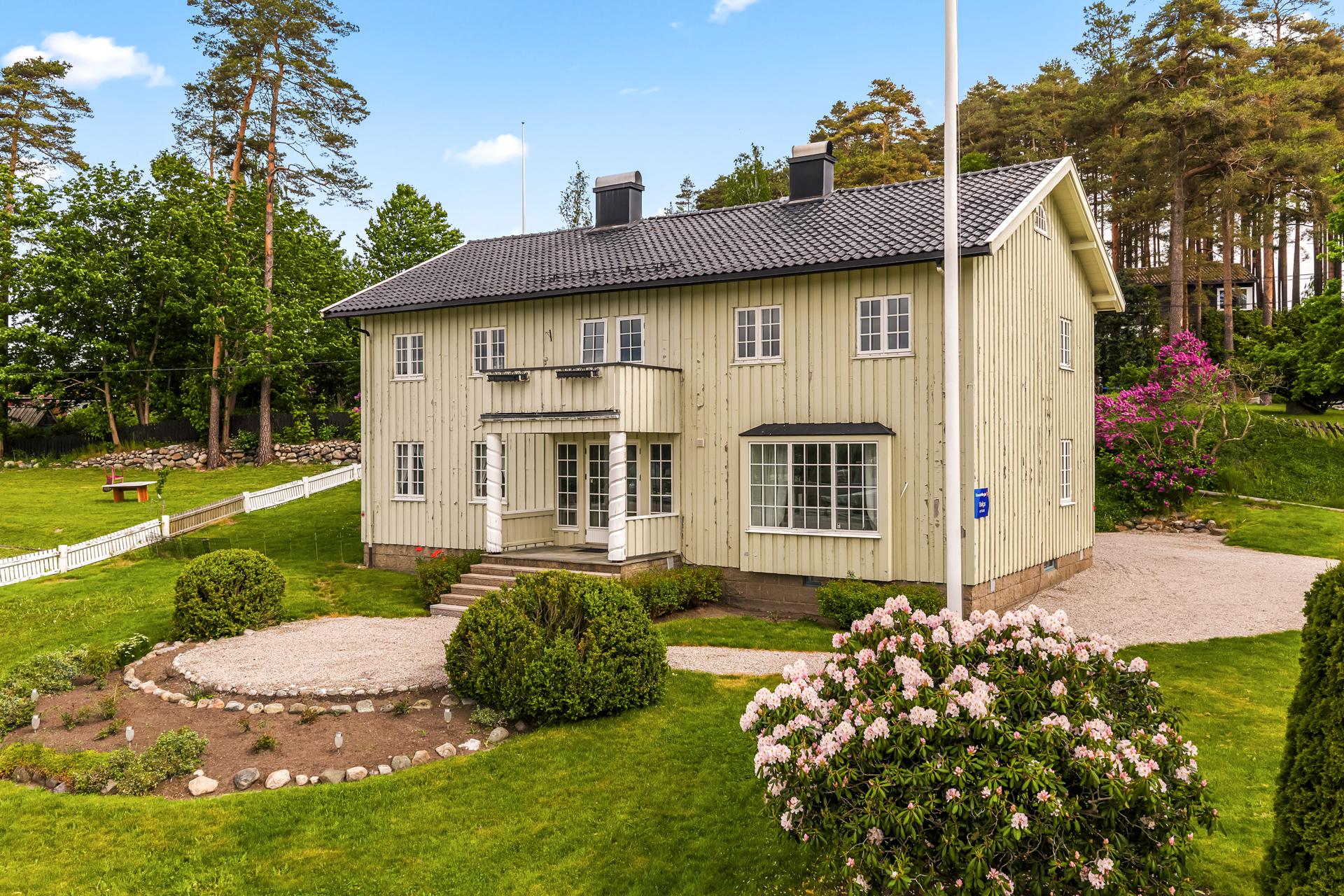 Velkommen til Tuneveien 46 presentert av Eiendomsmegler Birgit Grandahl. Bilde nummer 1 av 3