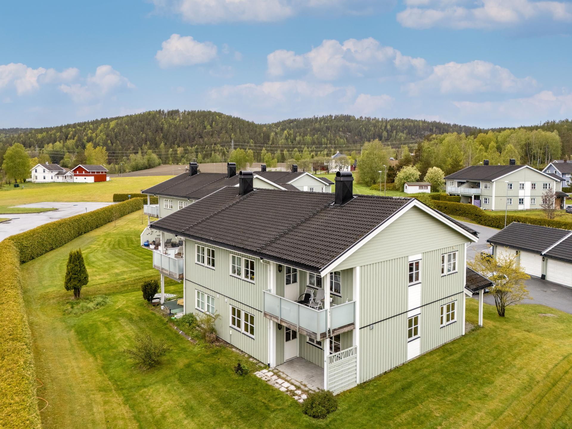 Her bor man med flott beliggenhet på Nordbråtan, et etablert og rolig boligområde utenfor Åmot. . Bilde nummer 2 av 3