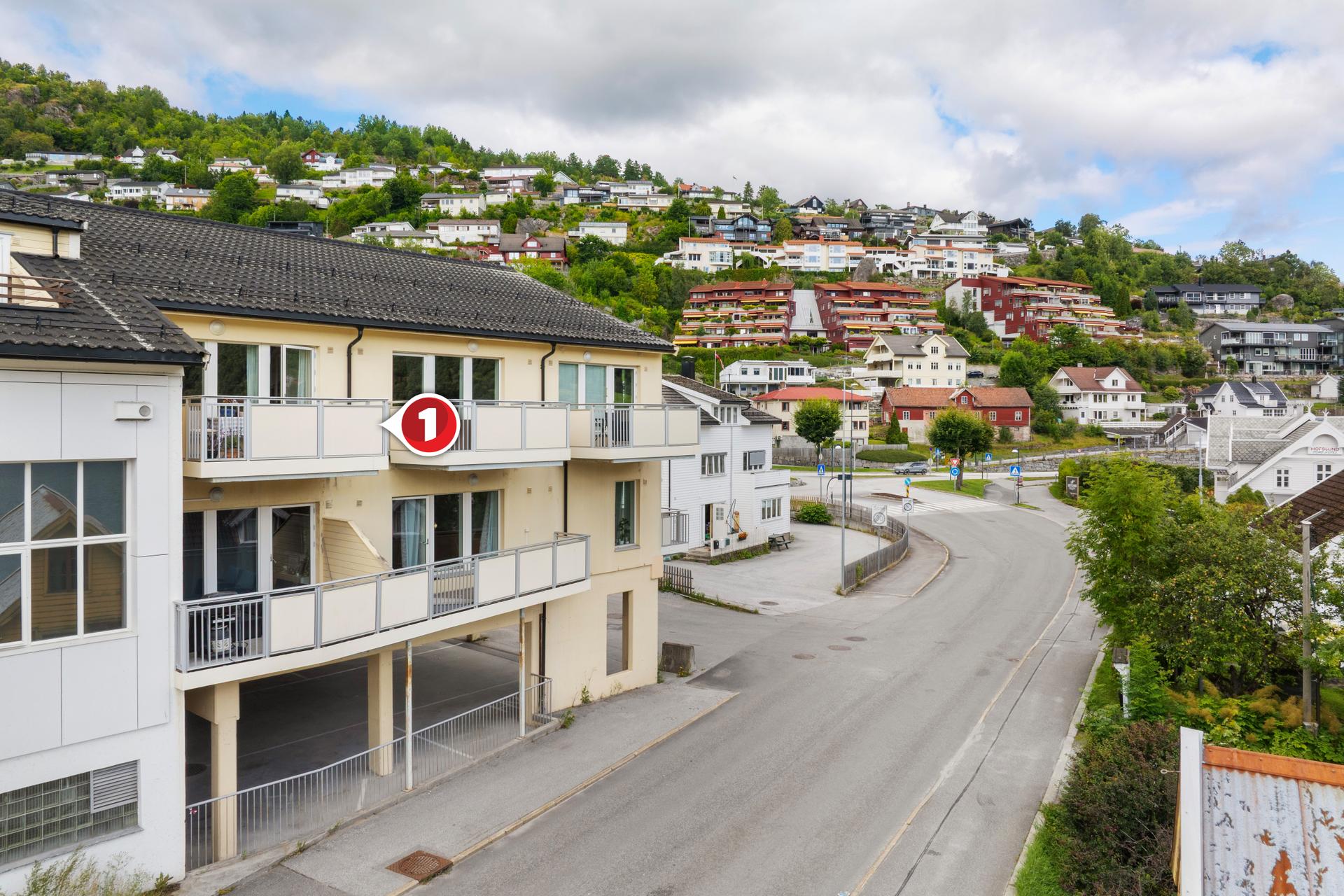 Leilegheita har attraktiv plassering i bygget med solrik altan og eigen parkeringsplass i kjellar.. Bilde nummer 2 av 3
