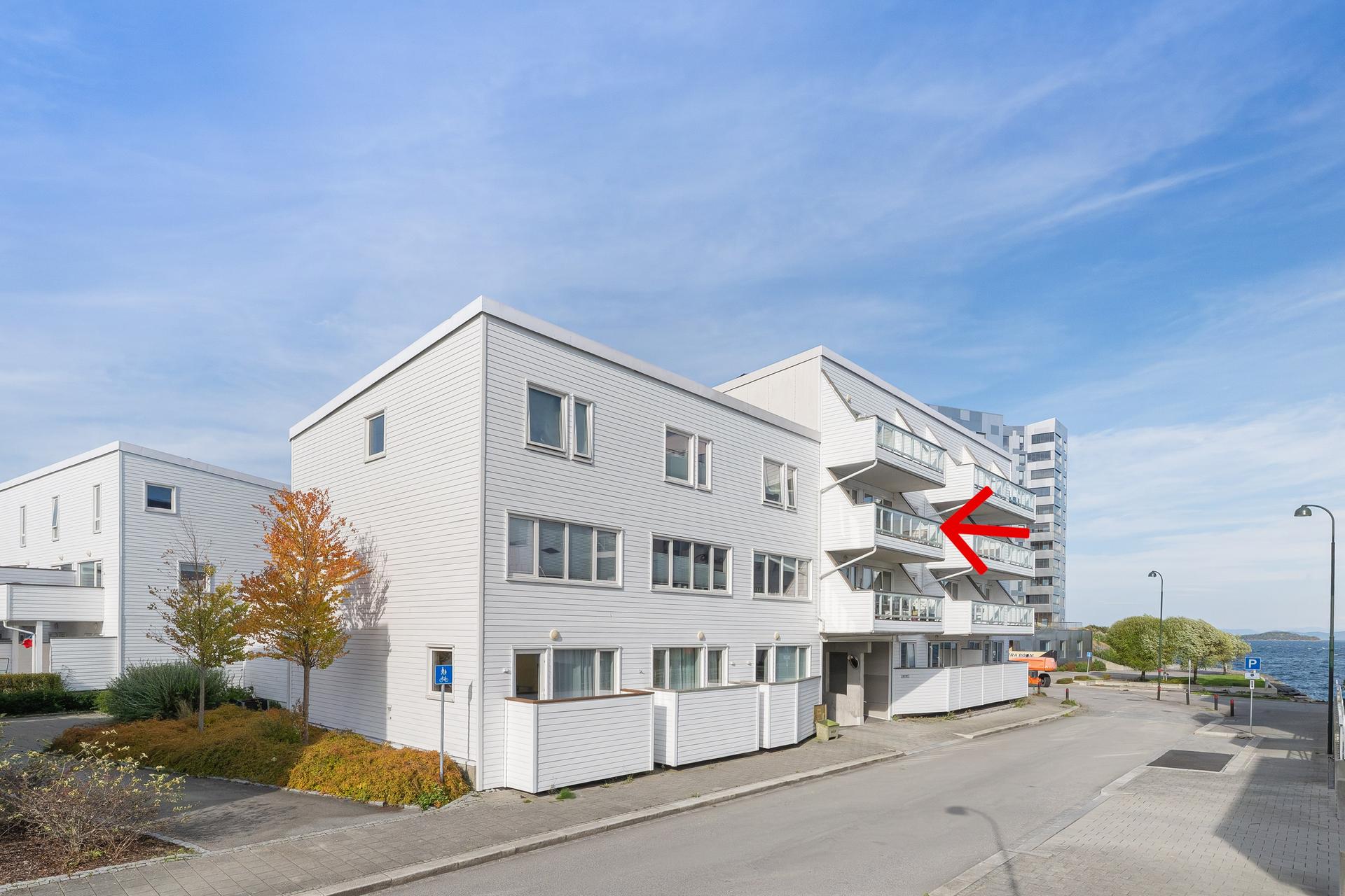 Leiligheten har heisadkomst og disponerer fast parkeringsplass i lukket garasjeanlegg.. Bilde nummer 3 av 3
