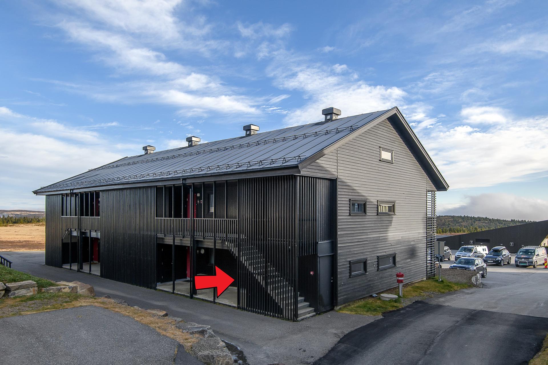 Leiligheten har fin intern beliggenhet om området og har inngang på bakkeplan. Del av 6-mannsbolig. . Bilde nummer 2 av 3