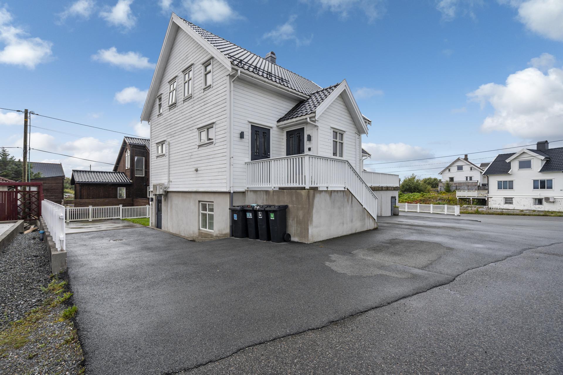 Tomten er opparbeidet med asfaltert gårdsplass og gode muligheter for parkering på egen eiendom. . Bilde nummer 3 av 3