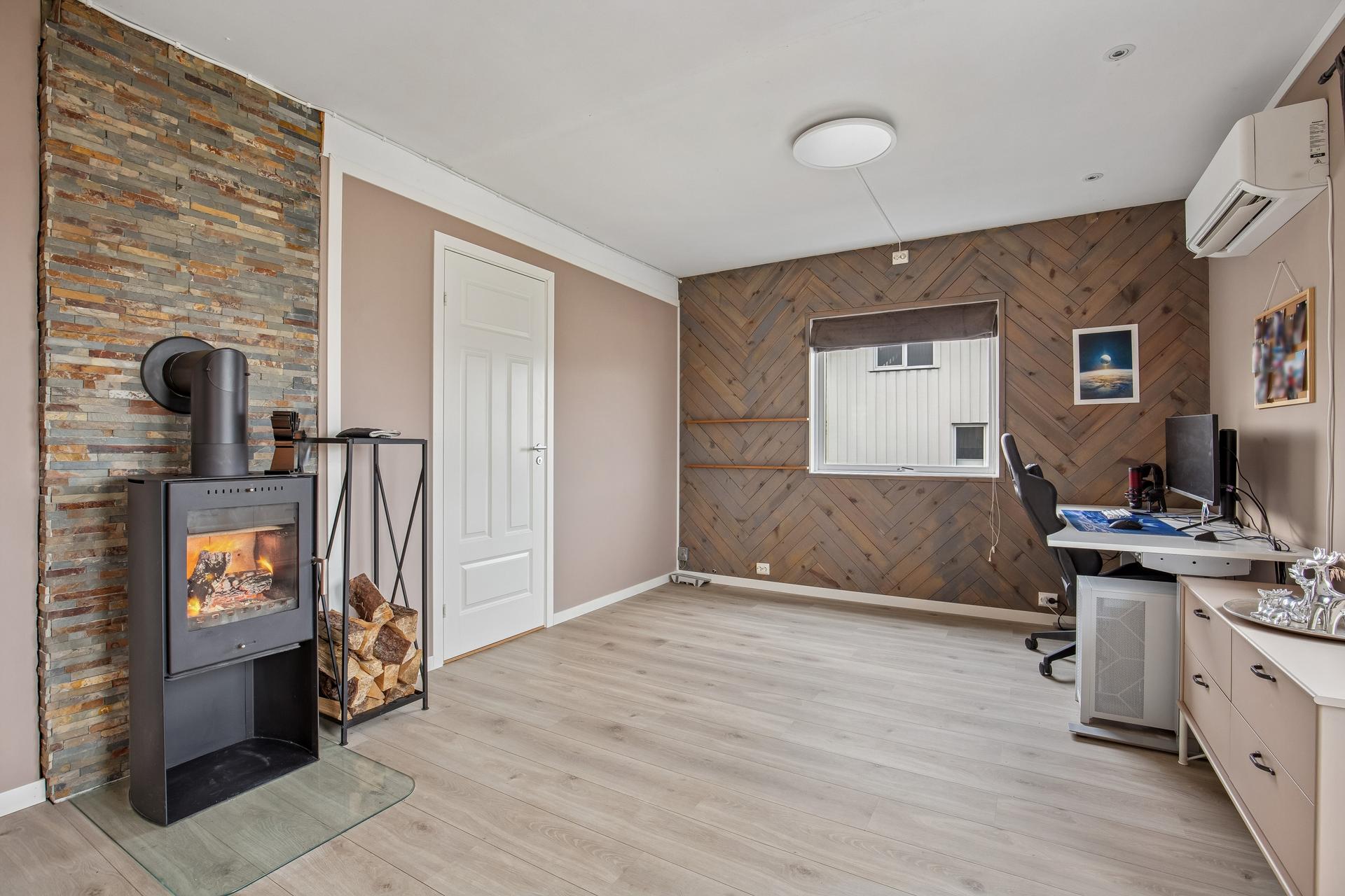 Romslig stue god plass til ønsket møblement . Bilde nummer 3 av 3