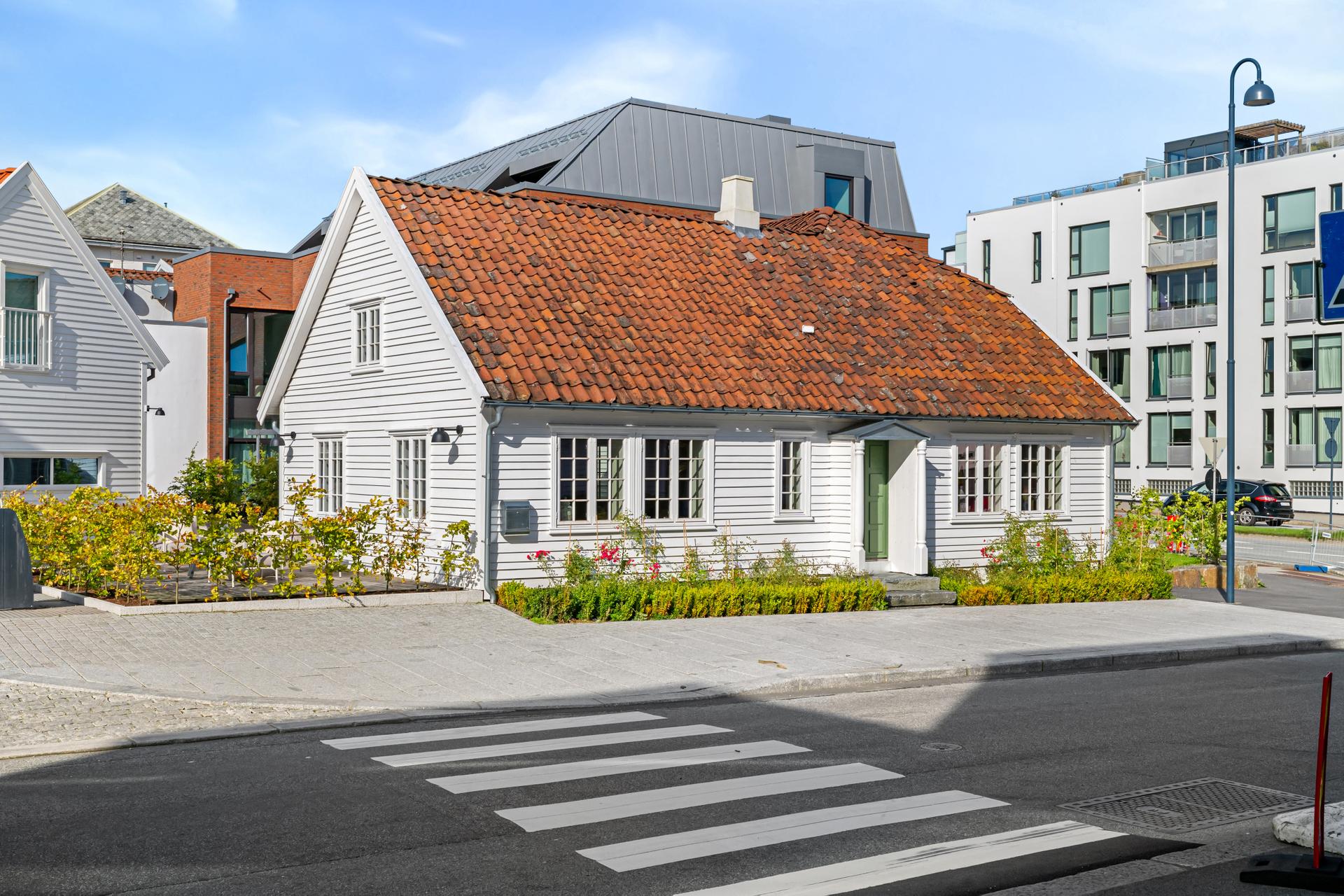 Dan Chruickshank presenterer: Nydelig, fullrestaurert byvilla m/3 soverom/3 stuer/2 bad + wc. Vinkjeller. Flere solrike uteplasser med bøkehekk for skjerming. Garasjeplass i nabobygg.. Bilde nummer 2 av 3
