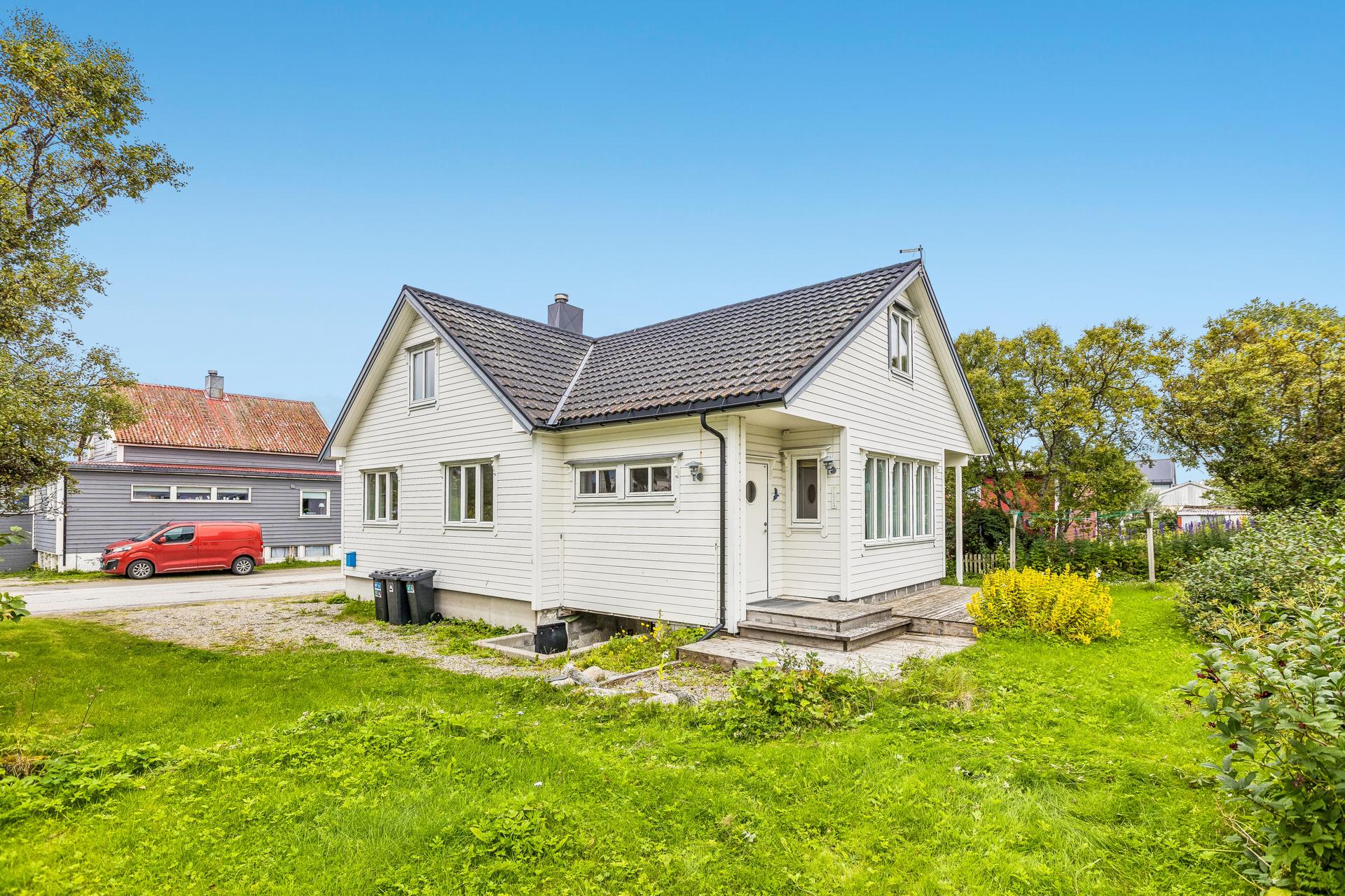Enebolig over tre plan som ble vesentlig påbygd og modernisert i 2006.. Bilde nummer 2 av 3