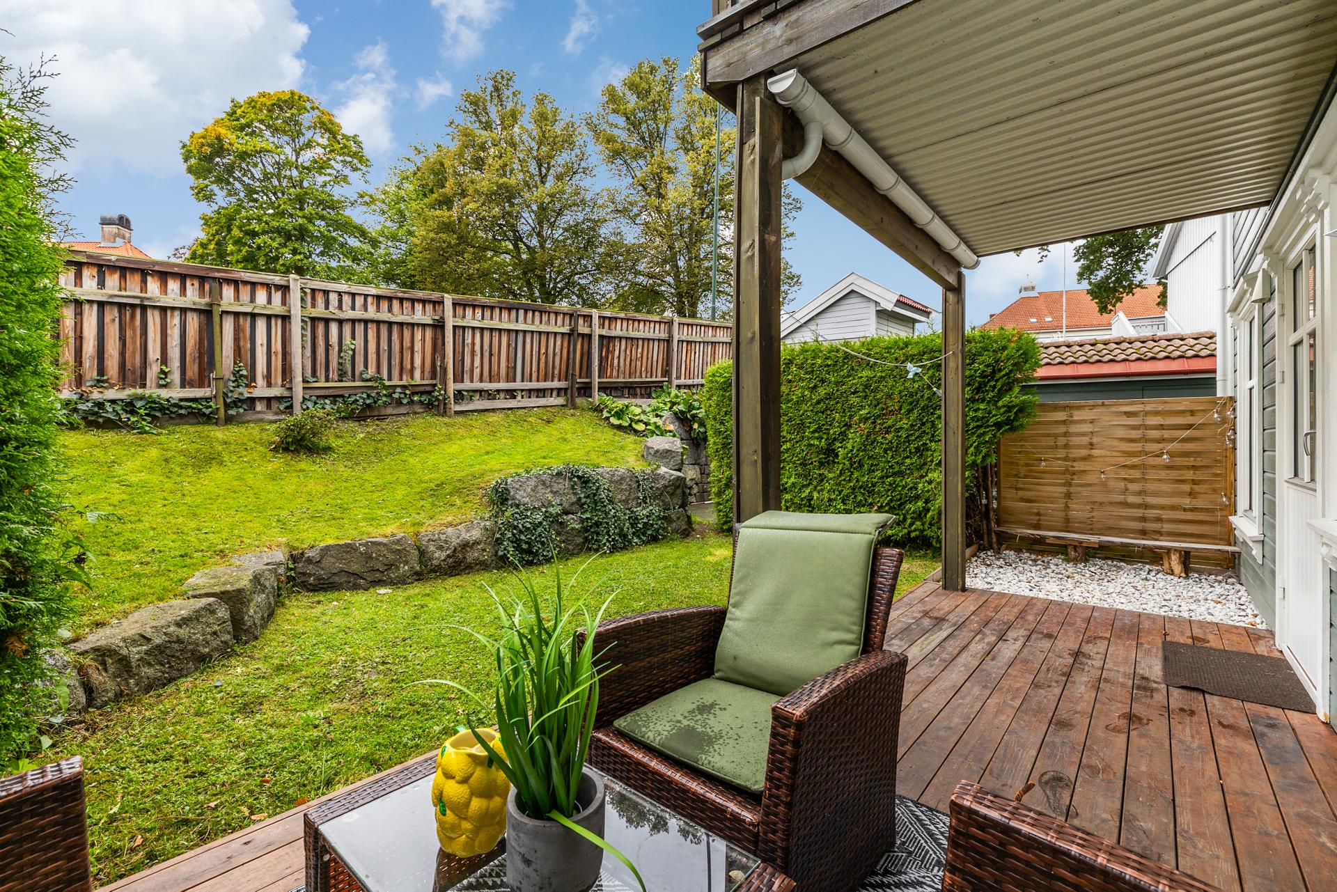 Selveierleilighet på ett plan med direkte utgang til overbygd terrasseplatting og hage.. Bilde nummer 2 av 3