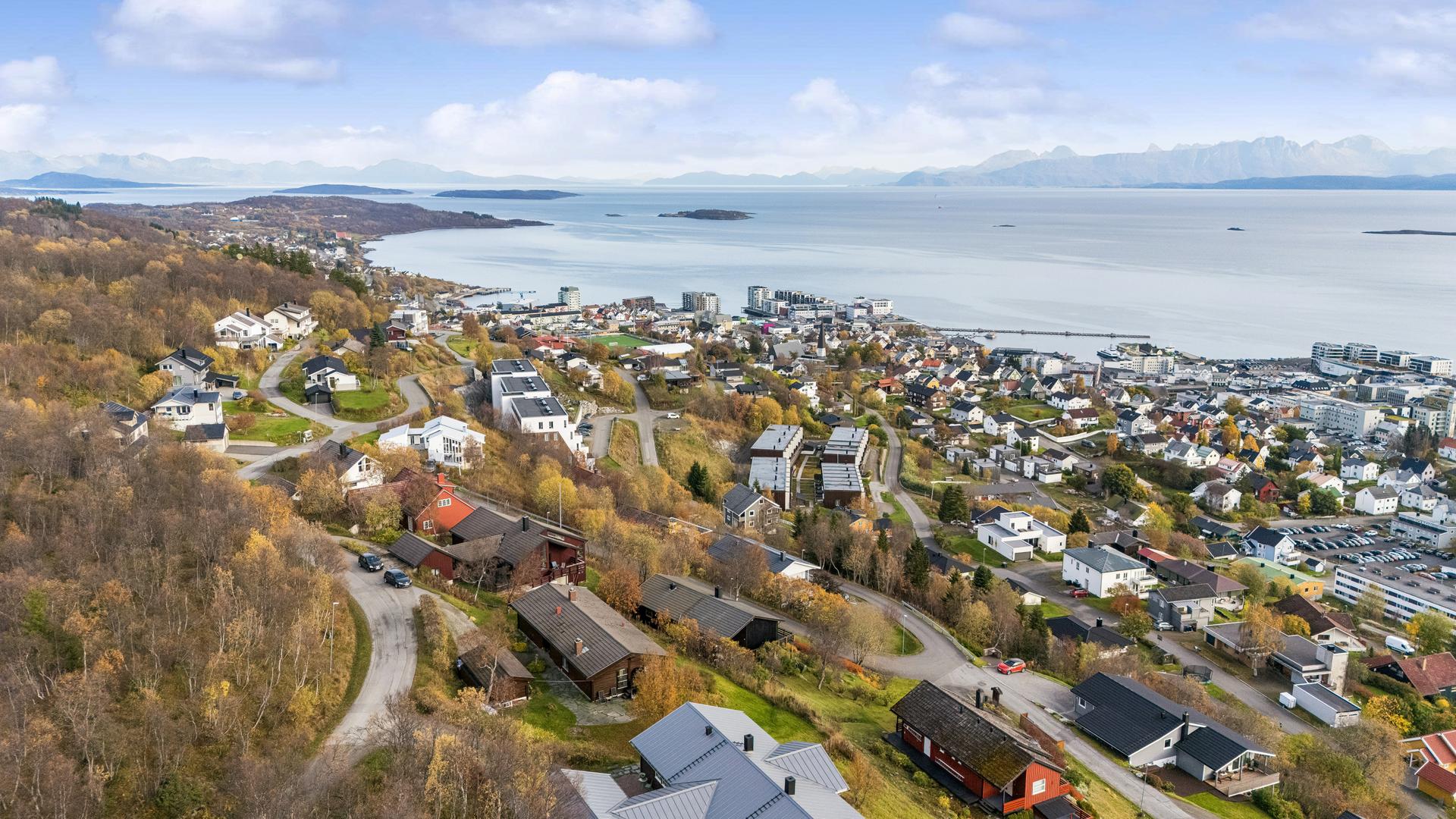 Øverst i Harstadåsen har man nydelig utsikt over byen og innseilingen til Harstad.. Bilde nummer 2 av 3