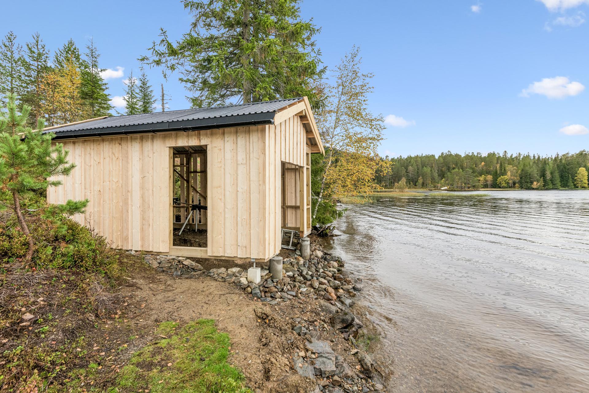 Naust under oppføring/renovering helt nede i strandkanten. Naustet vil bli tilnærmet ferdigstilt til visning.. Bilde nummer 3 av 3
