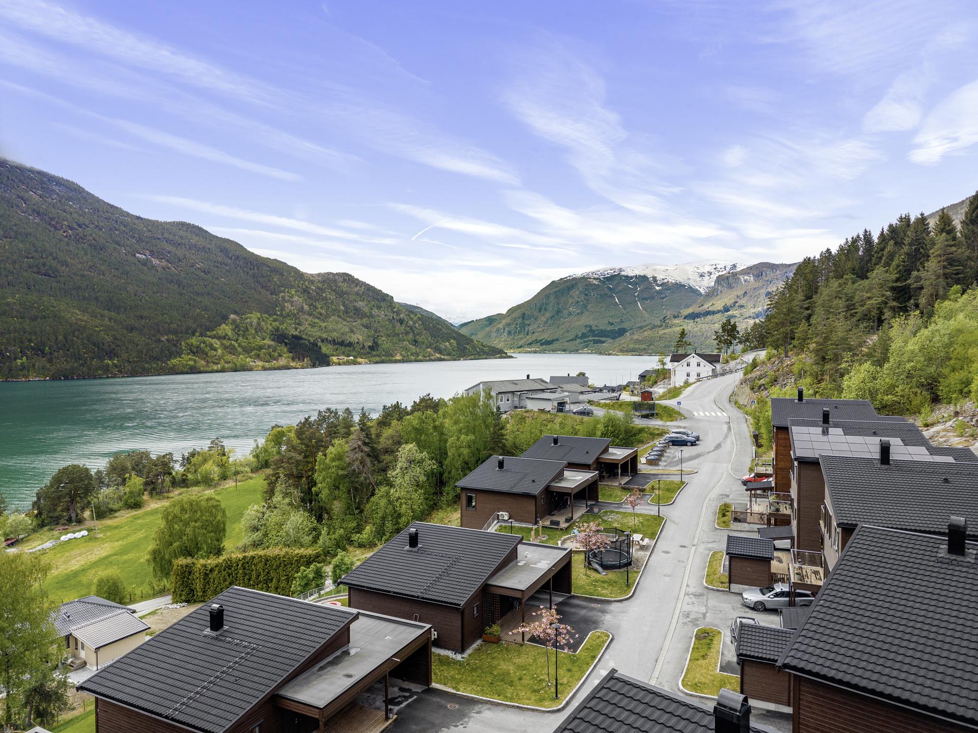 Frå eigedomen er det flott utsikt mot Eidsfjorden og Storehogen med svært gode solforhold!. Bilde nummer 2 av 3