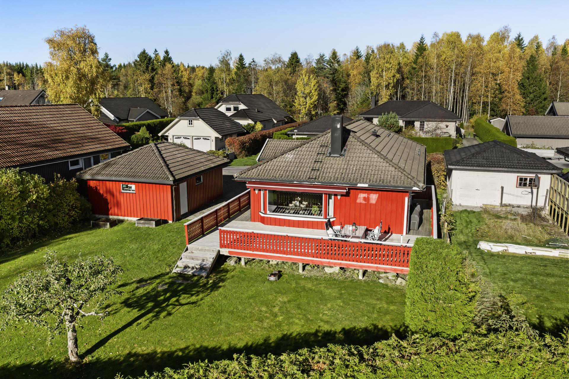 Boligen ligger fint til i feltet med umiddelbar nærhet til skogsområder og turstier.. Bilde nummer 3 av 3