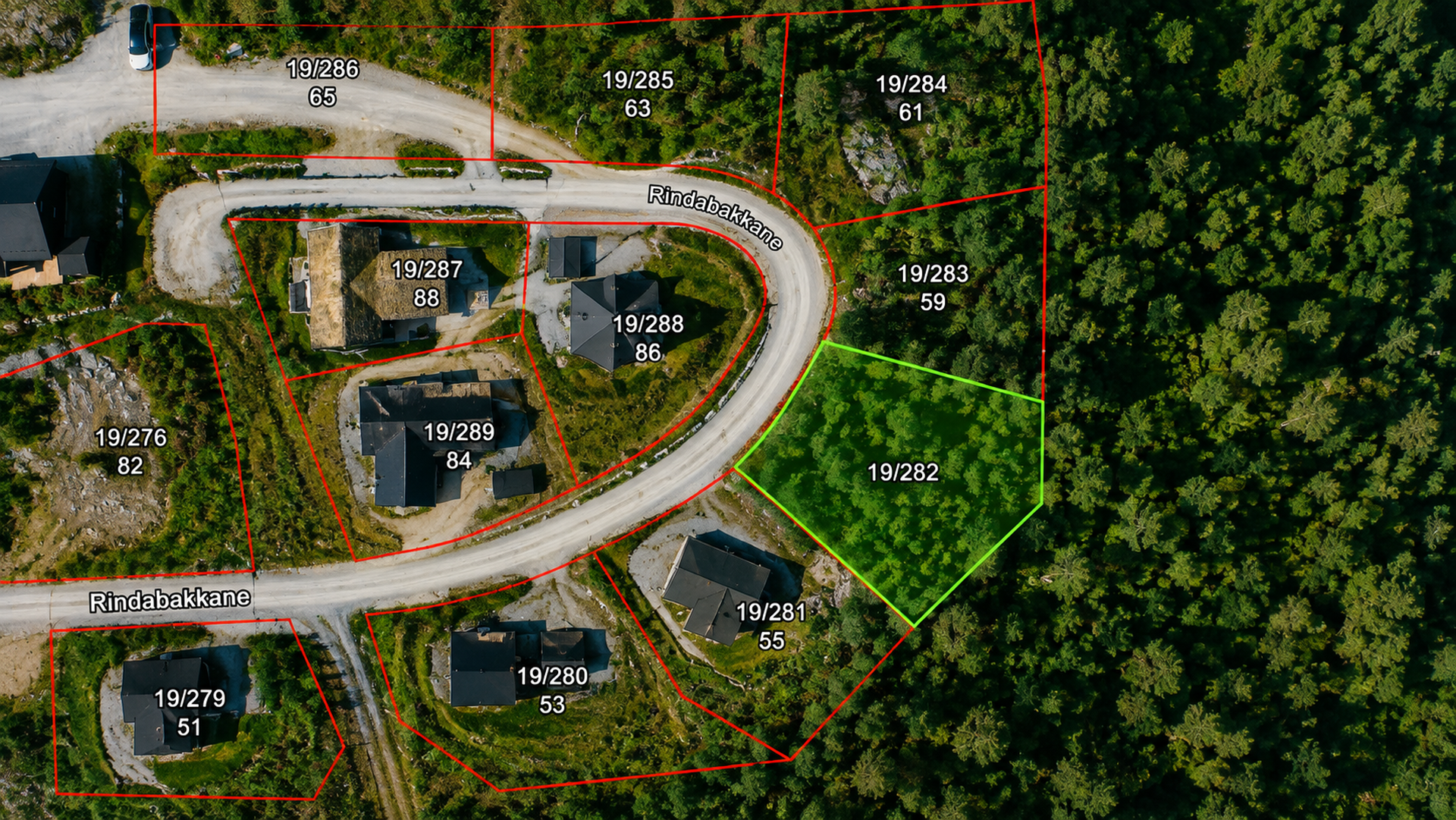 Tomta ligg fint til i feltet og grensar mot friområdet og bjørkeskog.. Bilde nummer 3 av 3