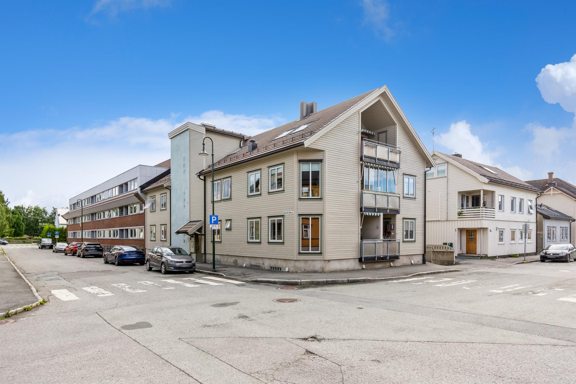 Leiligheten ligger ypperlig til i Levanger sentrum med nærhet til universitet, sykehus og flotte turområder.. Bilde nummer 2 av 3
