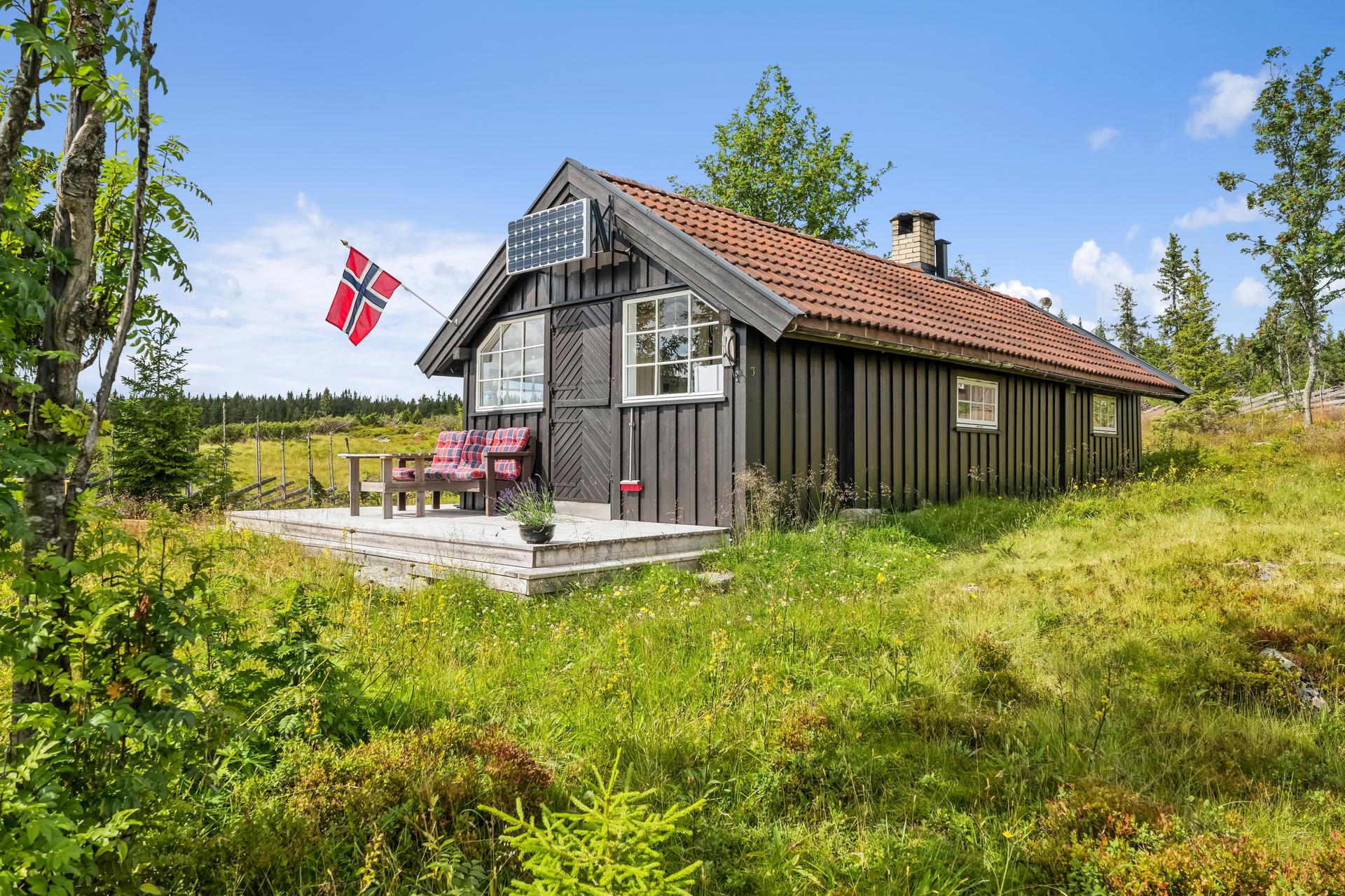 Hytta ligger i naturskjønne omgivelser på Sætervangen Nøkkelåsen.. Bilde nummer 2 av 3