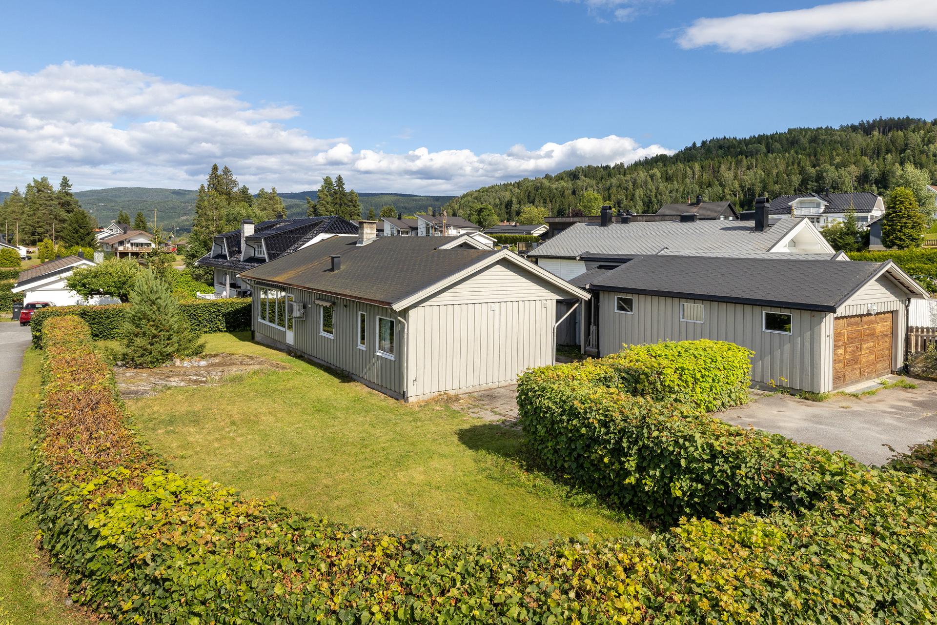 Eiendommen ligger på en flat tomt i et etablert og barnevennlig boligområde.. Bilde nummer 3 av 3