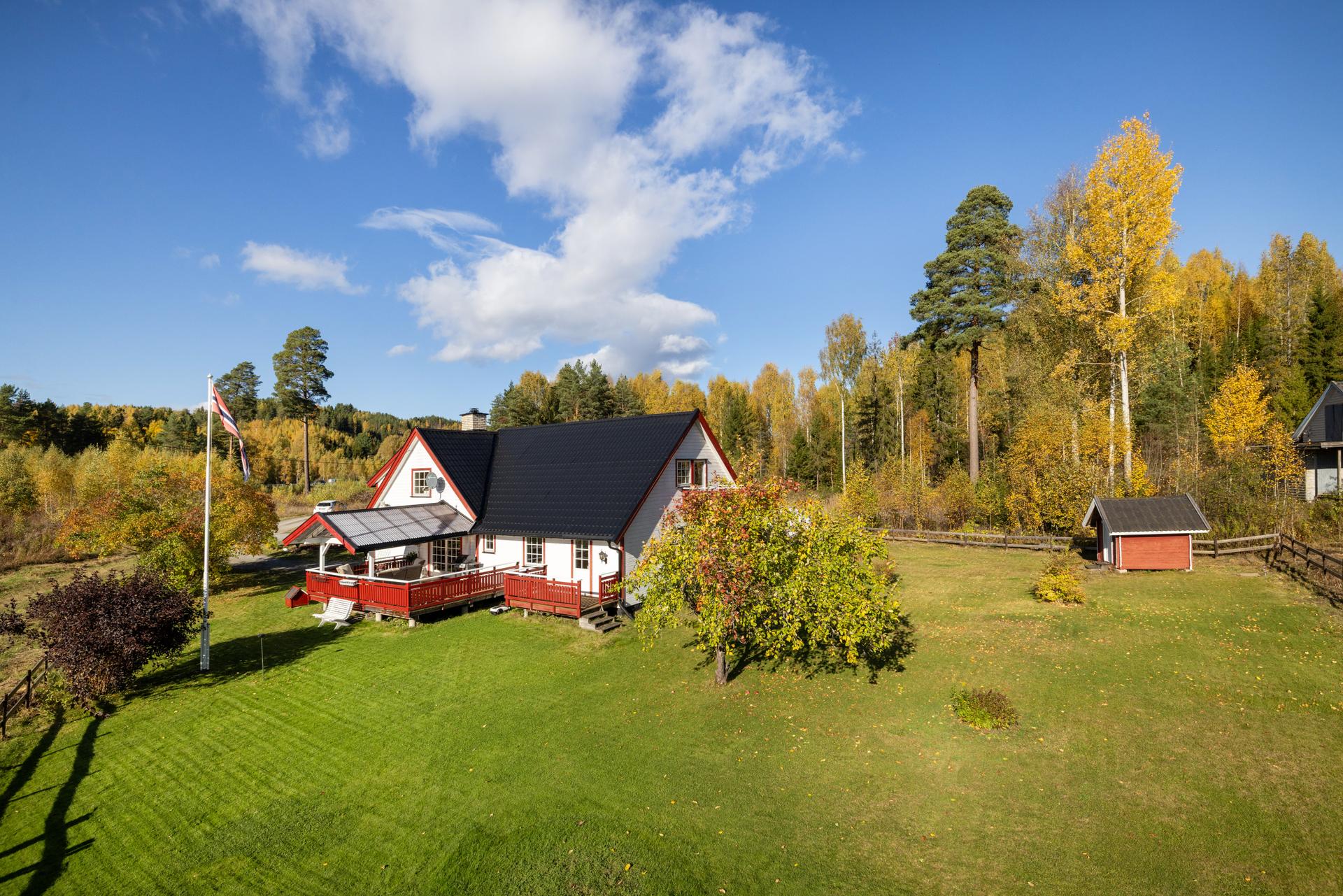 Velkommen til Hvalsmoveien 69! Enebolig over to plan i landlige omgivelser med stor og inngjerdet tomt. Foto: Normann Foto AS. Bilde nummer 1 av 3