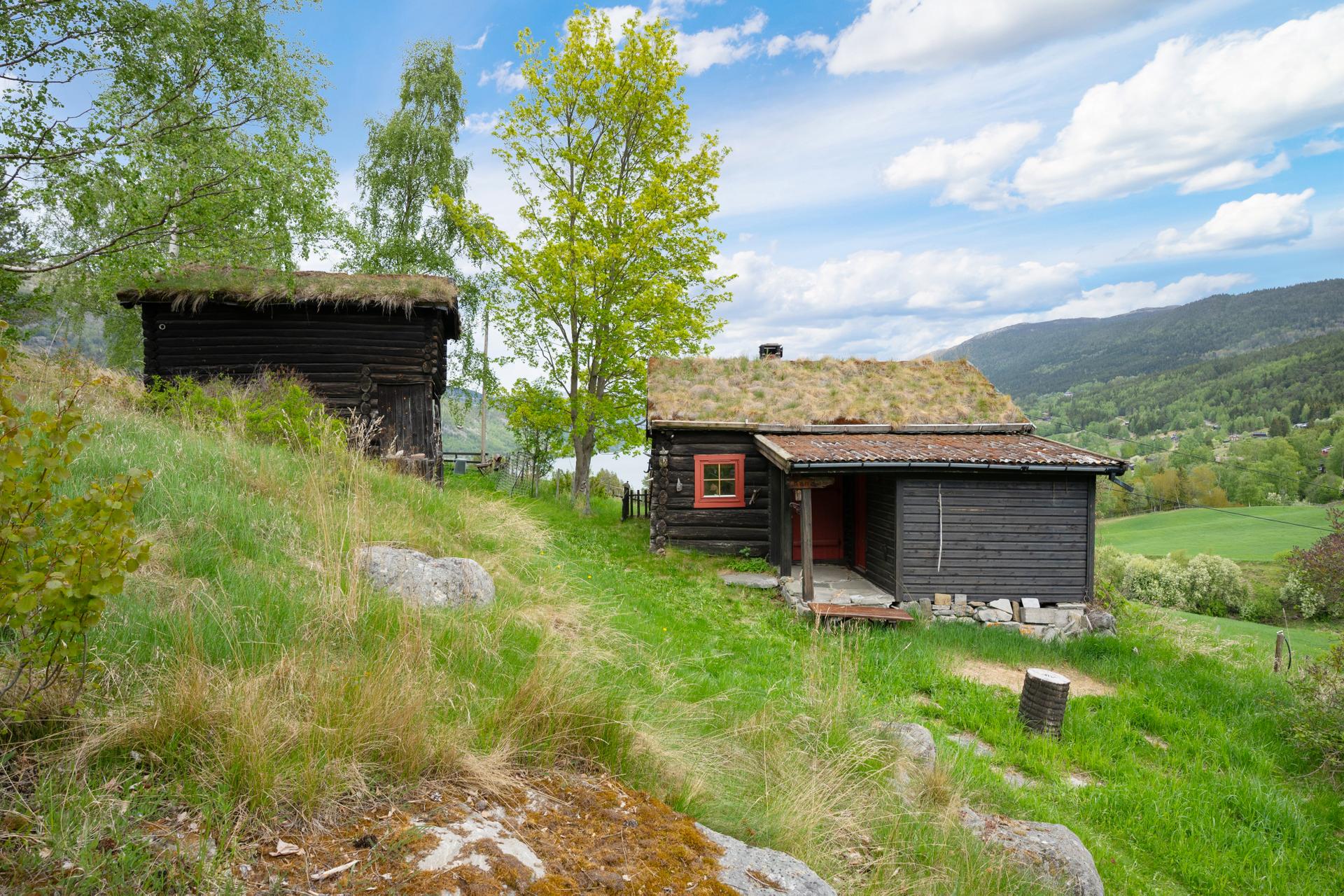 Eiendommen består av to fritidseiendommer, med flere bygninger på hver eiendom. . Bilde nummer 2 av 3