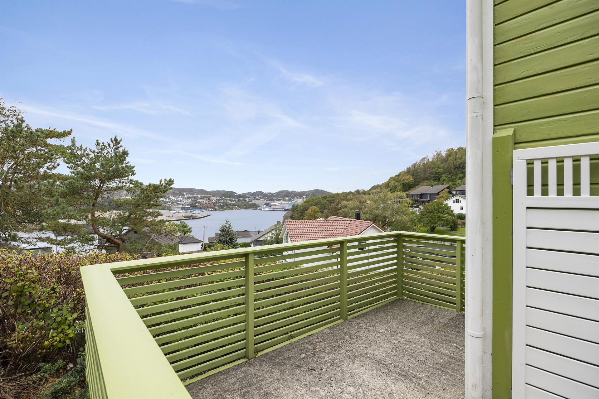 Fra terrassen er det åpen utsikt mot sjøen og innseilingen.. Bilde nummer 3 av 3