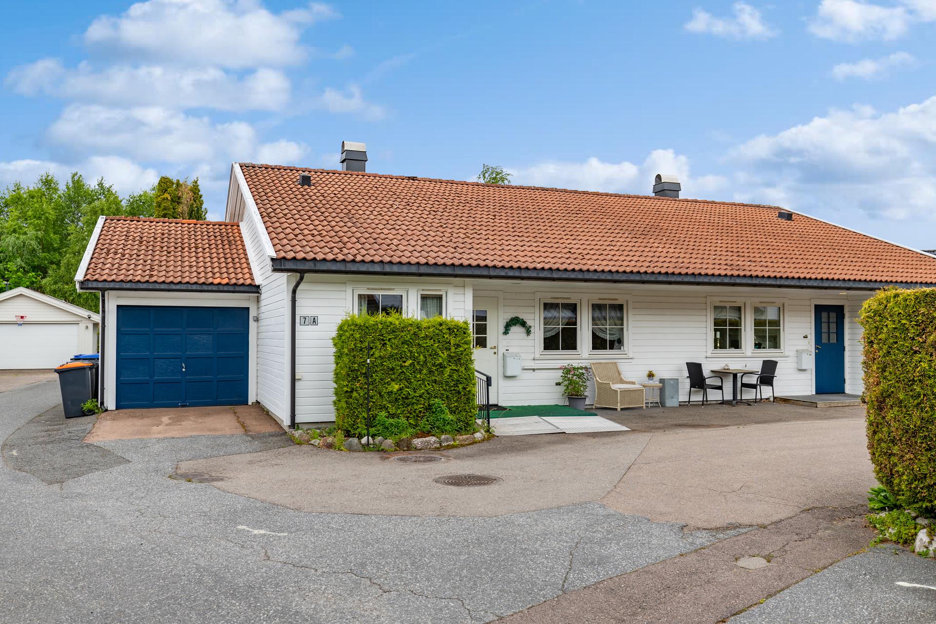 Velkommen til denne praktiske og innholdsrike vertikaldelte tomannsboligen – et flott hjem med en funksjonell planløsning, gode oppholdsrom og familievennlige omgivelser. Foto: Paul S. Turmer. Bilde nummer 1 av 3