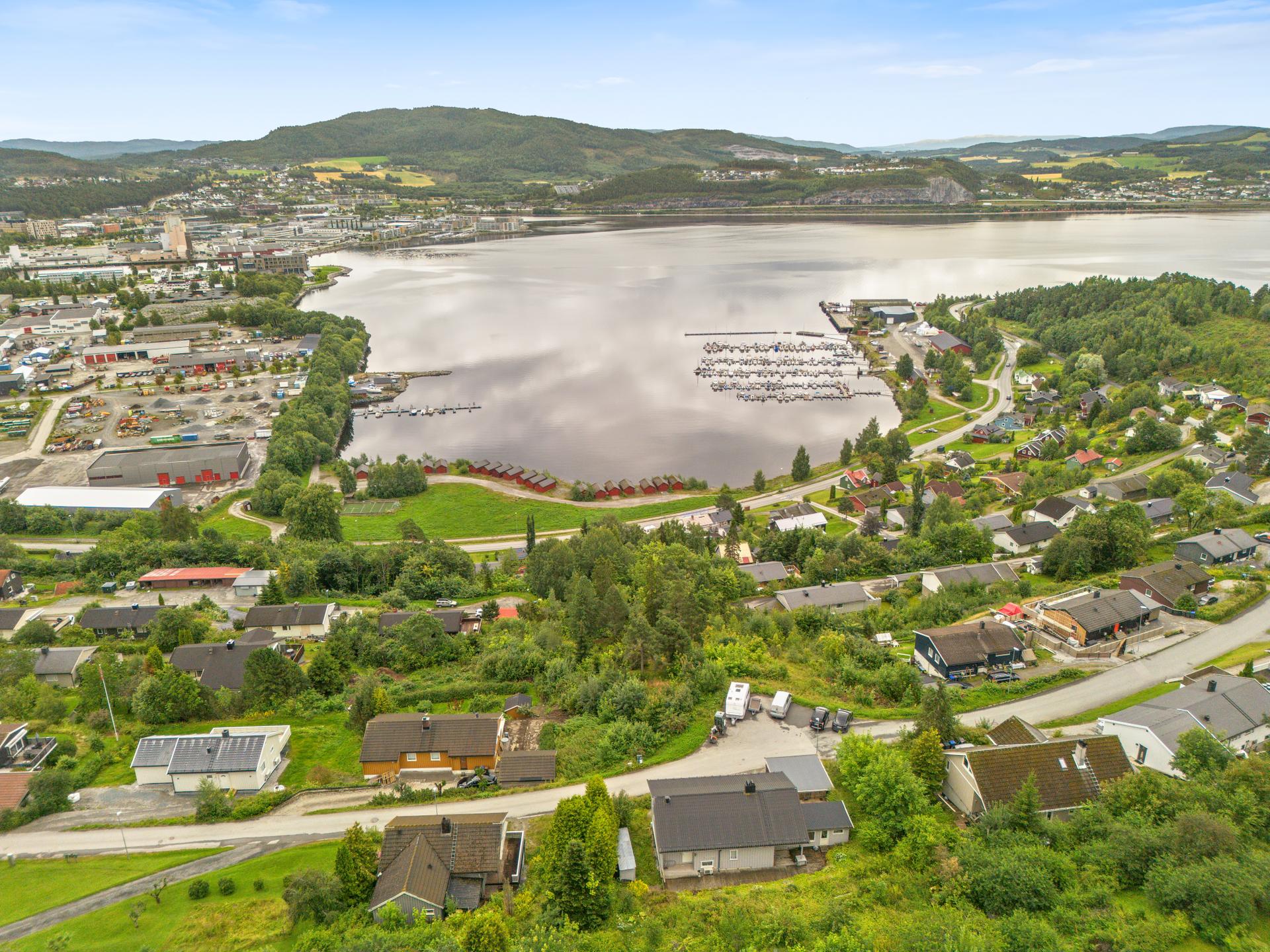 Det er kort vei til Steinkjer sentrum, Egge barne- og ungdomsskole, barnehager, idrettsanlegg, m.m. . Bilde nummer 3 av 3
