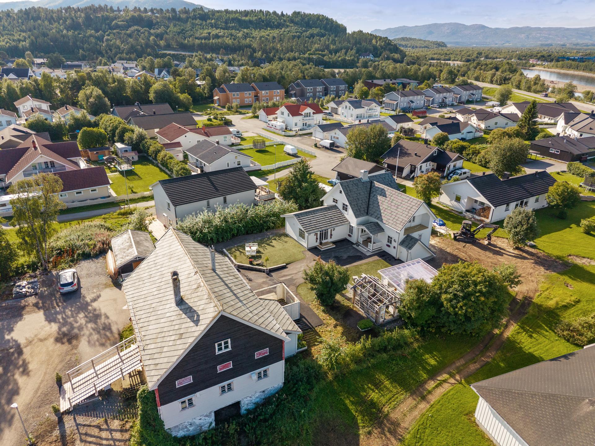 På eiendommen er det låve, skiferstue, drivhus (ikke ferdigstilt), sommerstue, eldre garasje/lager. Bilde nummer 3 av 3