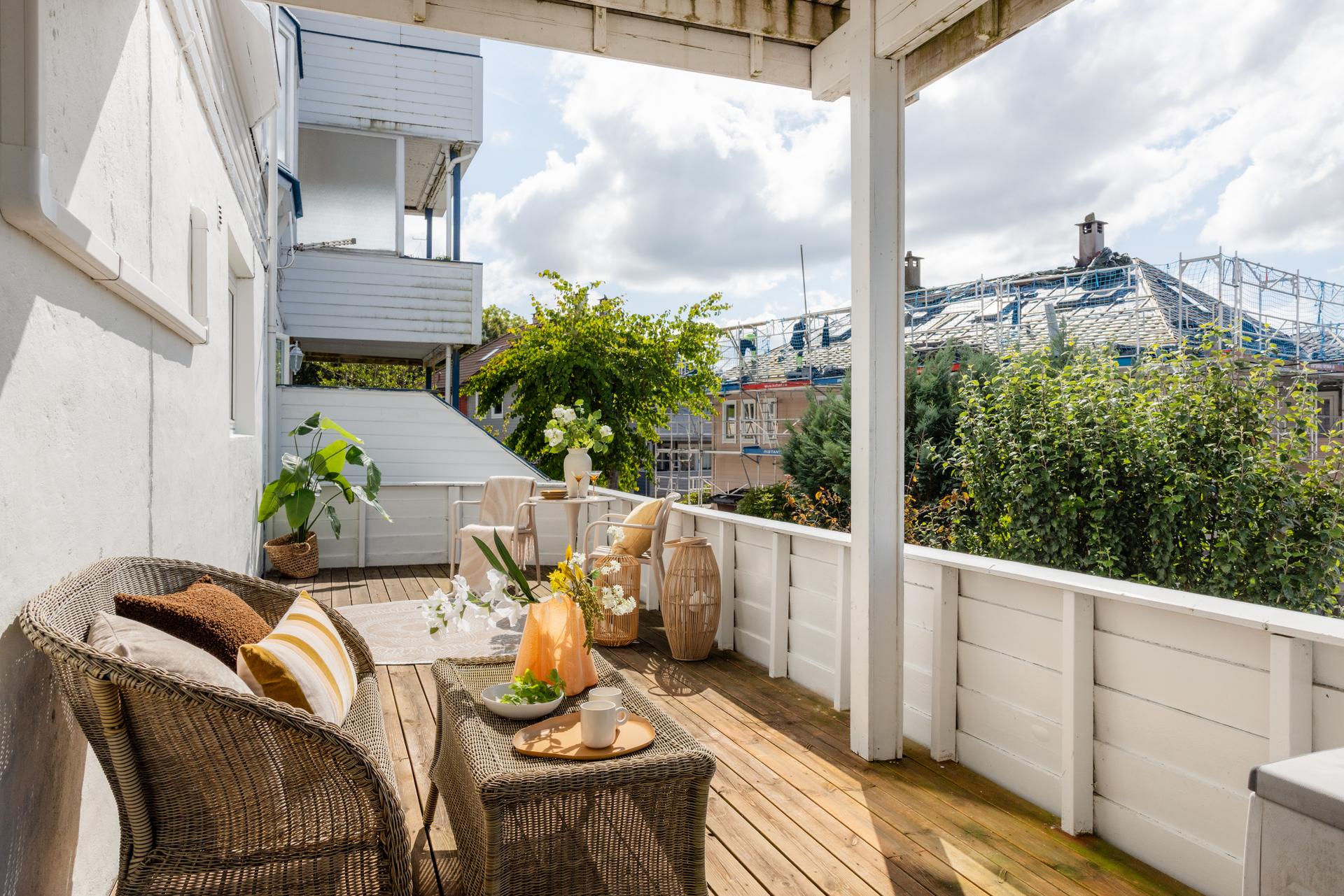 Lys og arealeffektiv underetasjeleilighet. Stor terrasse utenfor (felles for sameiet).. Bilde nummer 2 av 3