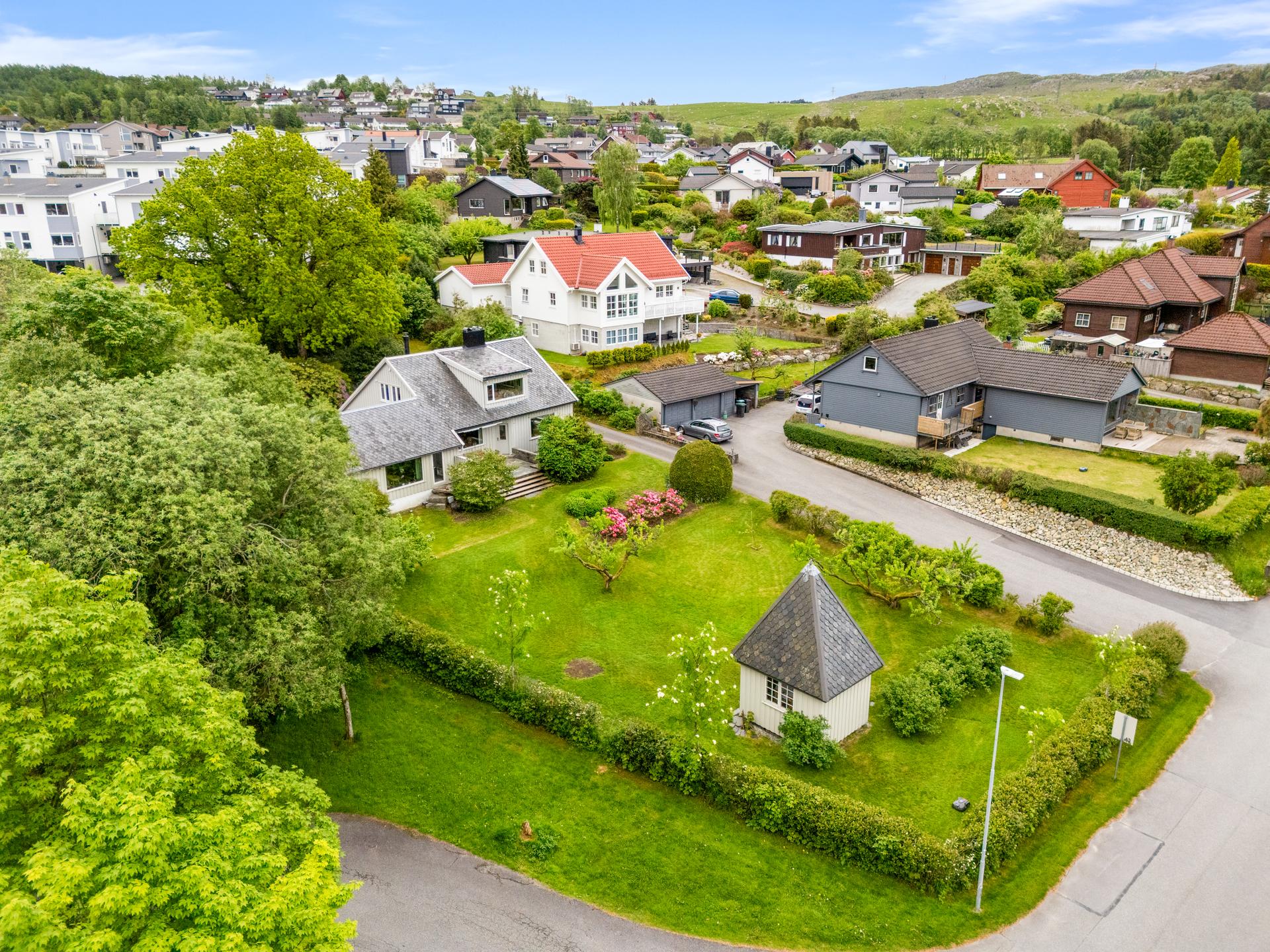 Velkommen til Brekkevegen 2! Eiendommen presenteres av Kristine Ree Espedal i EiendomsMegler 1 Jærmegleren. Foto: Asle Breiteig Haukland. Bilde nummer 1 av 3
