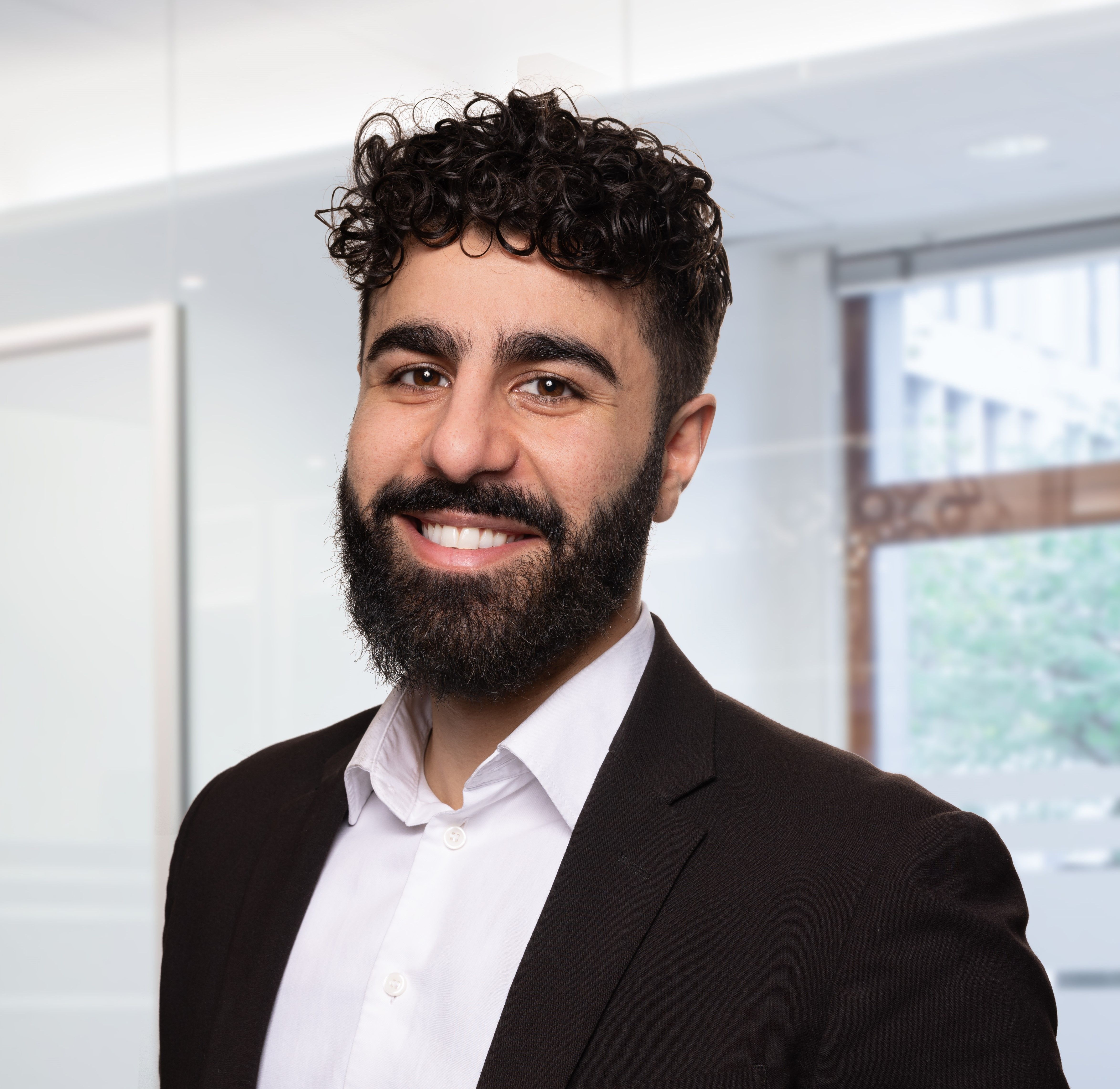 Bilde av Nima Oghani