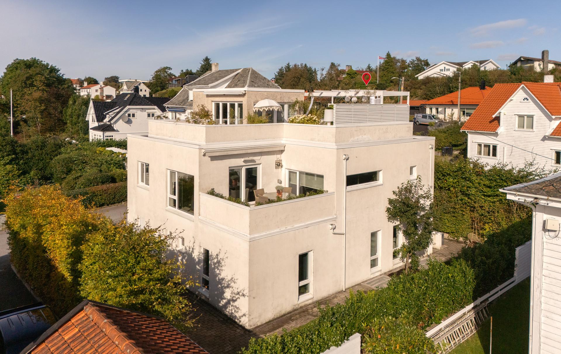  Denne unike boligen kombinerer moderne arkitektur, tidløse materialer, klassiske detaljer og sydlandsk inspirasjon. Bilde nummer 3 av 3