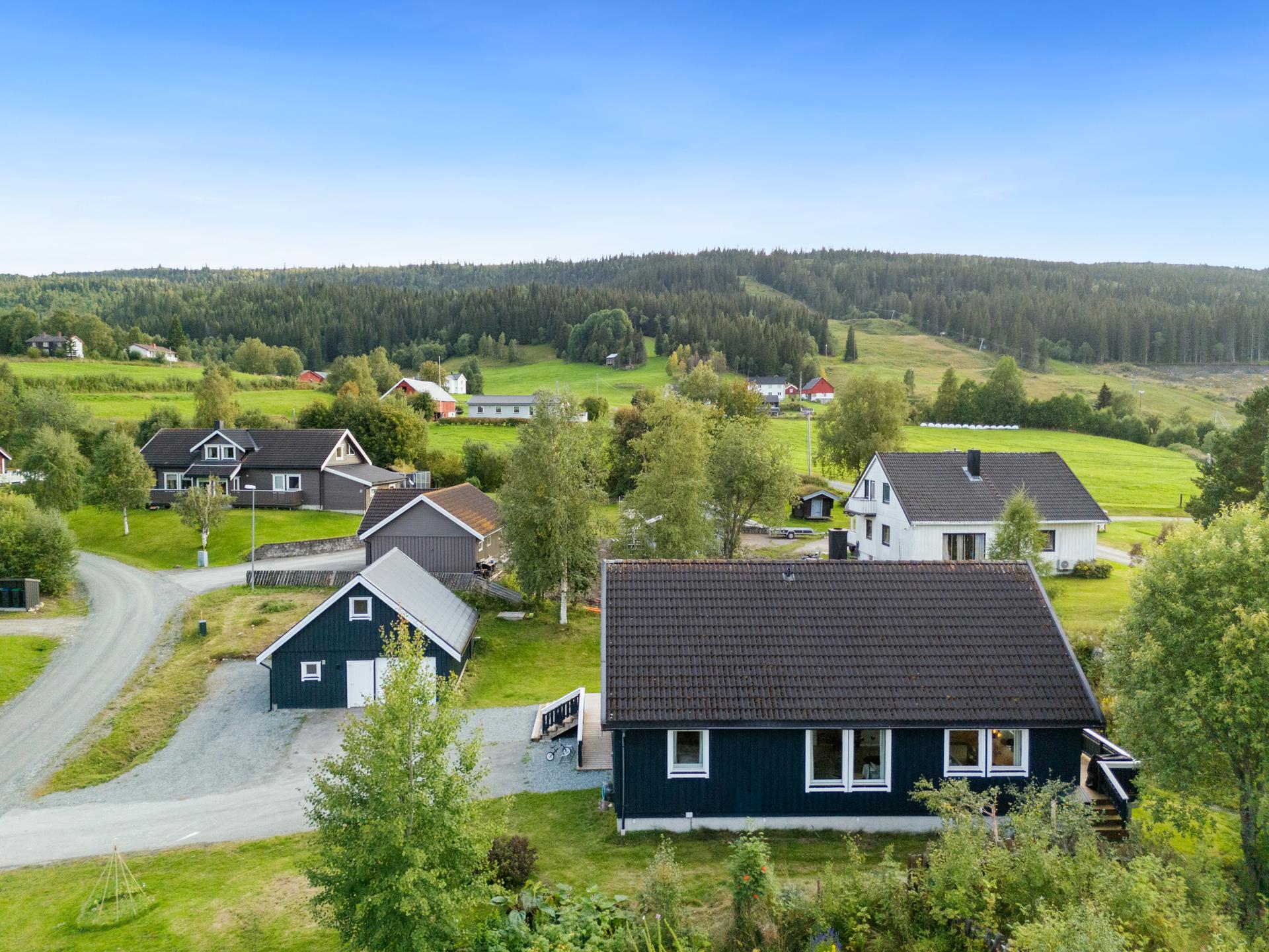 Eiendommen består av enebolig oppført i 2000 med garasje. Tomten er på ca. 1,7mål.. Bilde nummer 3 av 3