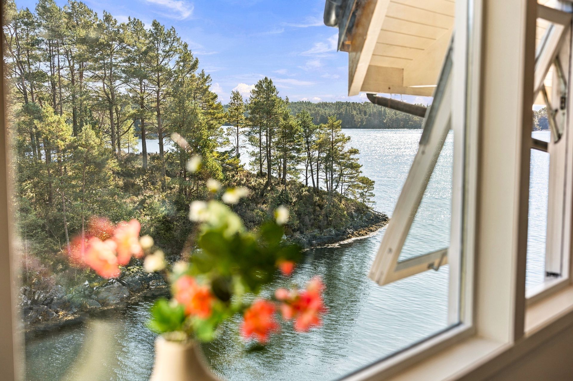 - og byr på magisk utsikt fra begge sider. . Bilde nummer 3 av 3
