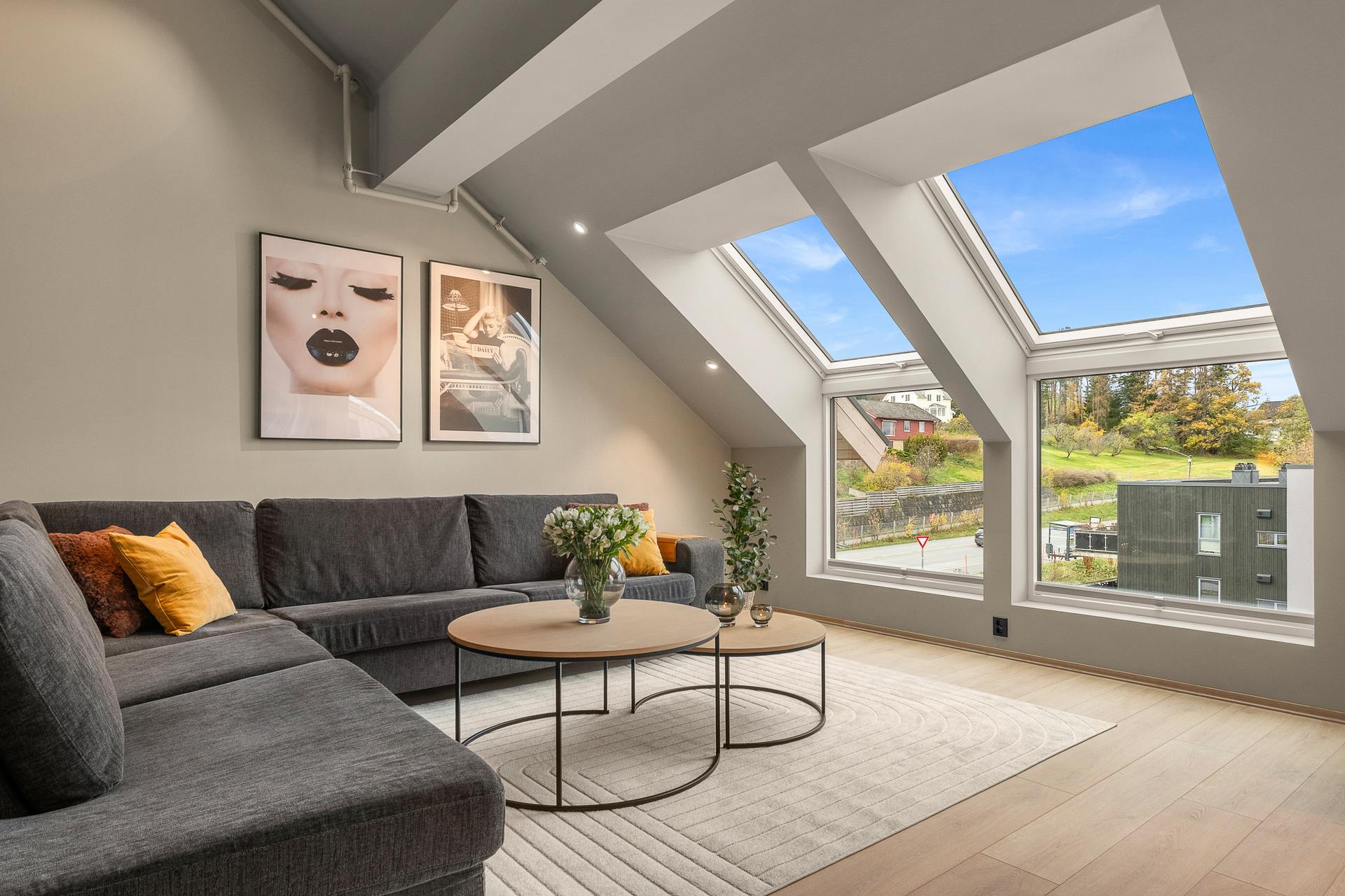 Boligen har en åpen stue/kjøkkenløsning med et samlet areal på 42 m².. Bilde nummer 3 av 3