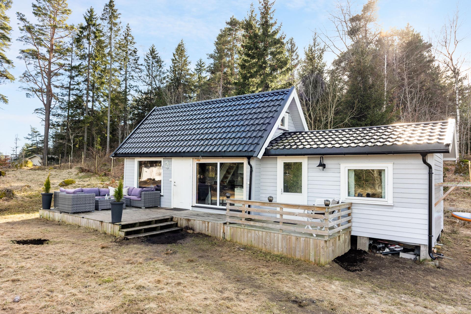 Velkommen til Hyttesone G 19 på Geitøya. Klassisk hyttestil med liggende trekledning. Lavmælt og naturlig innpasset i terrenget.. Bilde nummer 1 av 3
