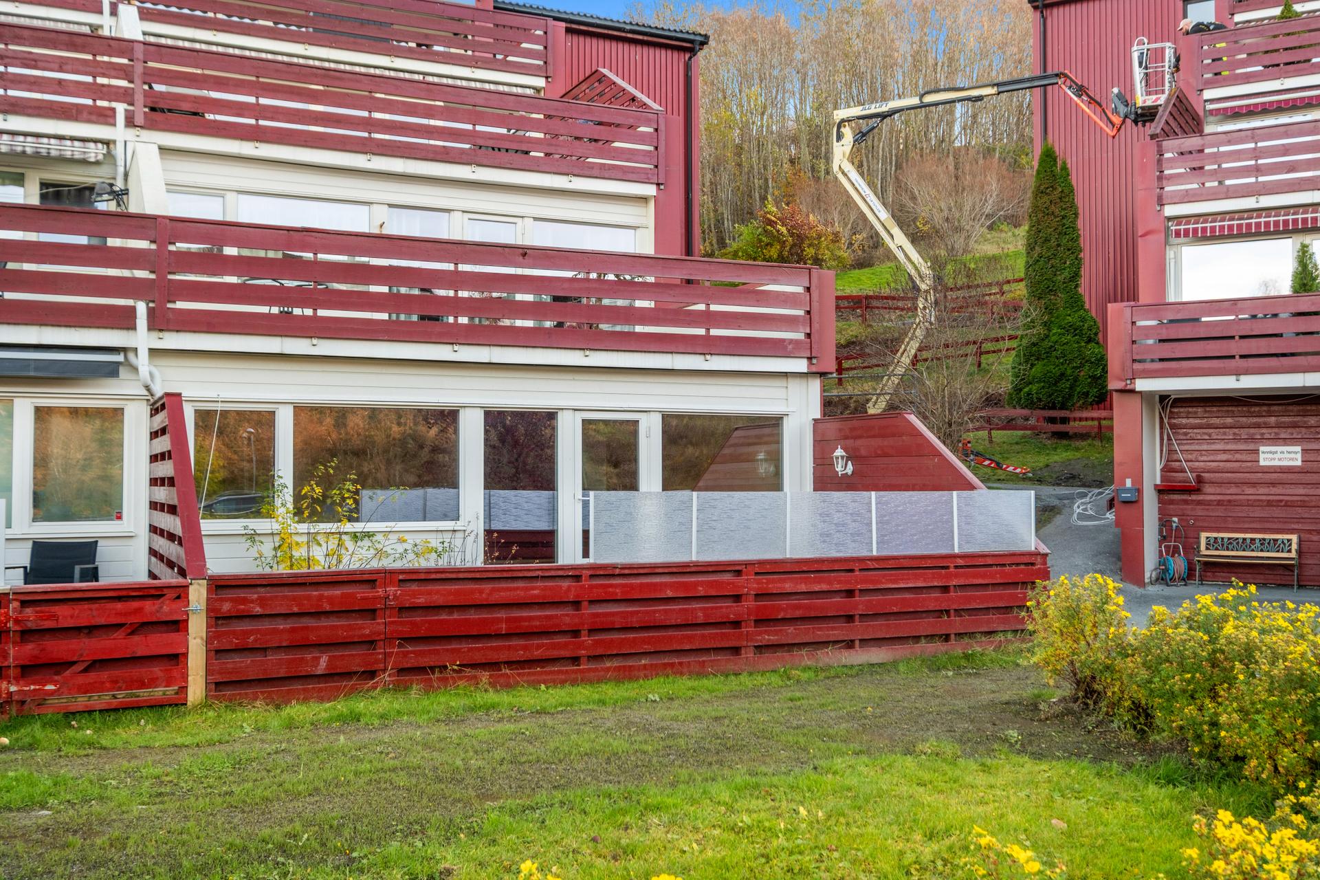 Boligen har en fin endebeliggenhet i terrassehuset.. Bilde nummer 3 av 3