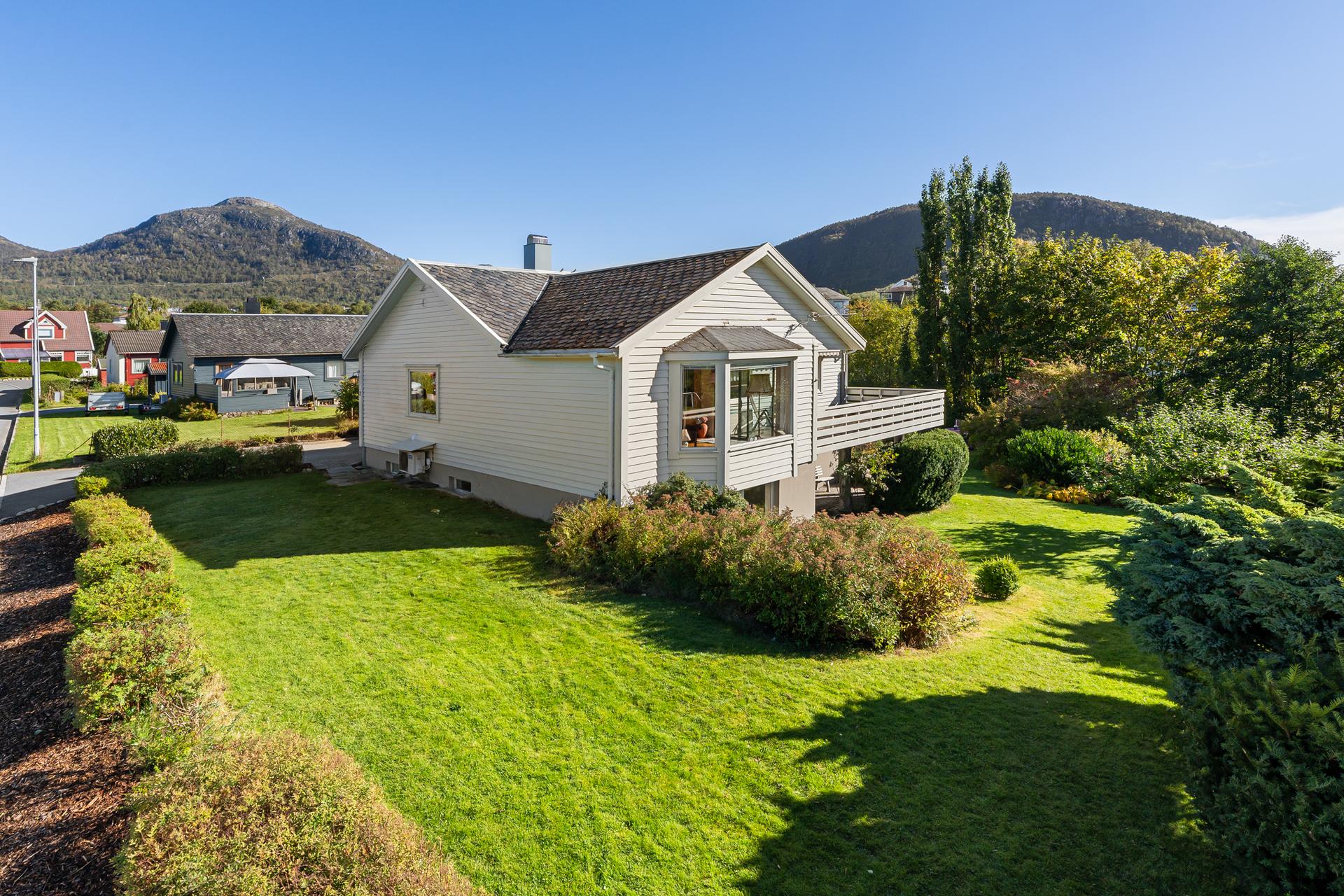 Innholdsrik enebolig over to plan, beliggende på en stor tomt på Jørpeland.. Bilde nummer 2 av 3