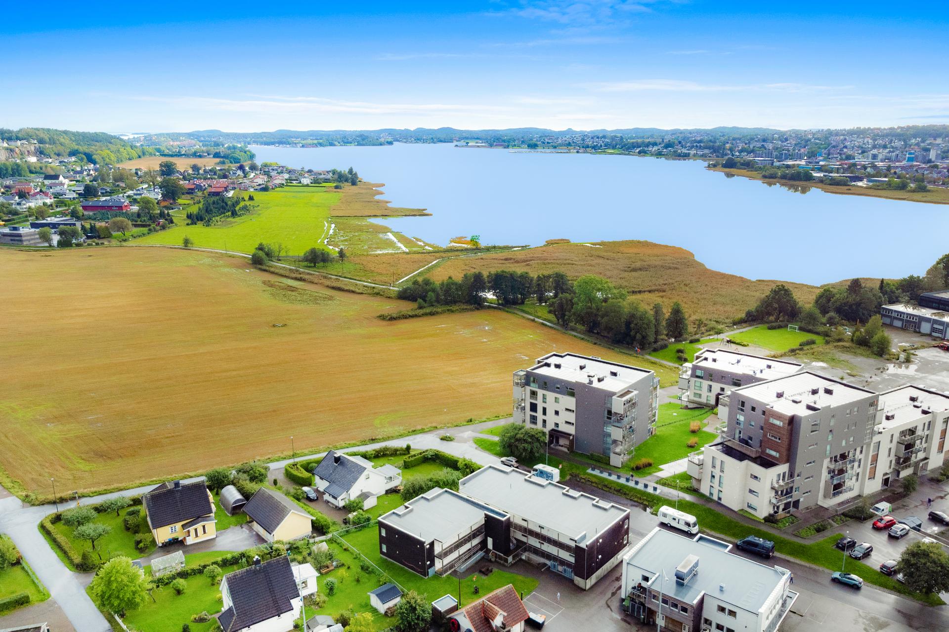 Leiligheten ligger sentralt på Kilen i Tønsberg, med kort vei til sentrum, butikker, kino og turområder som Kyststien og Presterødkilen naturreservat. . Bilde nummer 2 av 3