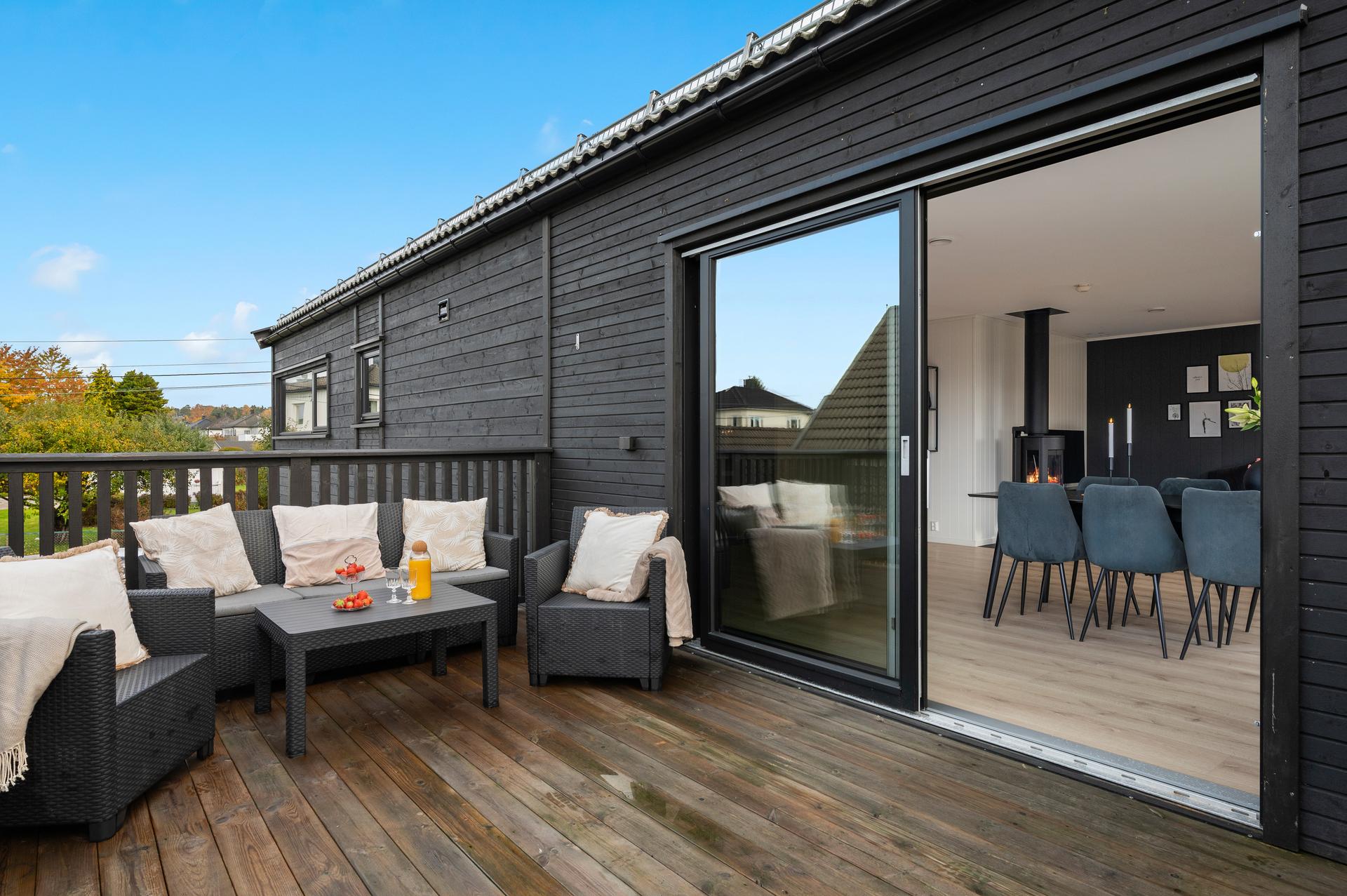 Romslig veranda med skyvedør i glass, med direkte utgang fra stuen.. Bilde nummer 3 av 3