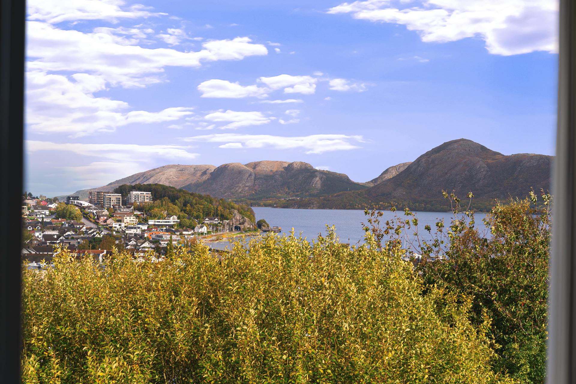 Nyt en fantastisk utsikt over Sandnes, Gandsfjorden, Dalsnuten og Lifjell fra en stor og romslig innglasset balkong på hele 29 kvm.. Bilde nummer 2 av 3