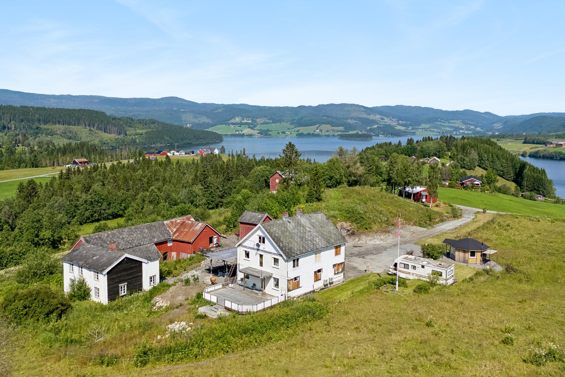 Oliver Almli Reinås v/ EiendomsMegler 1 presenterer: Eidemsvegen 113.. Bilde nummer 1 av 3